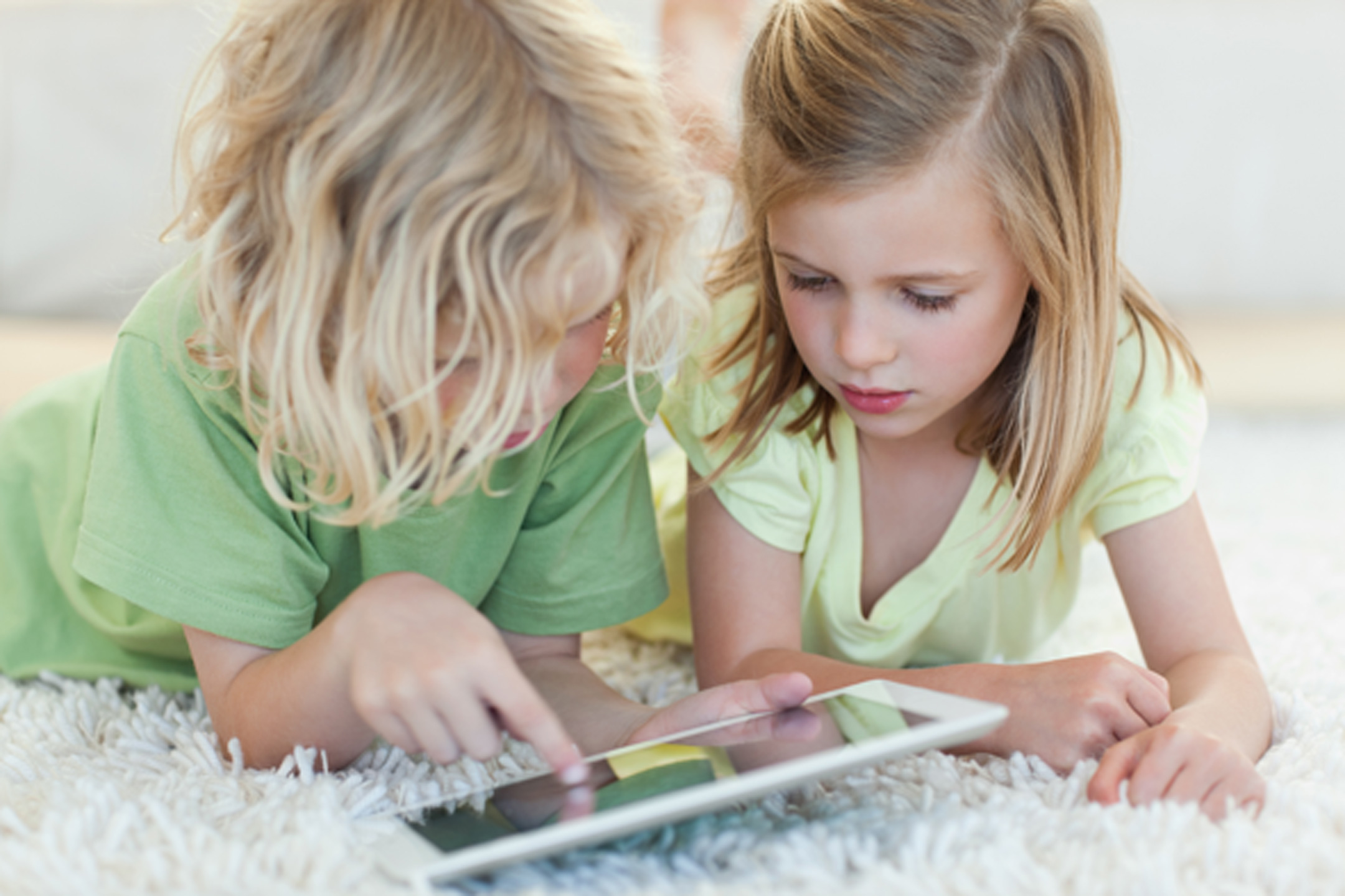 2-girls-on-a-tablet