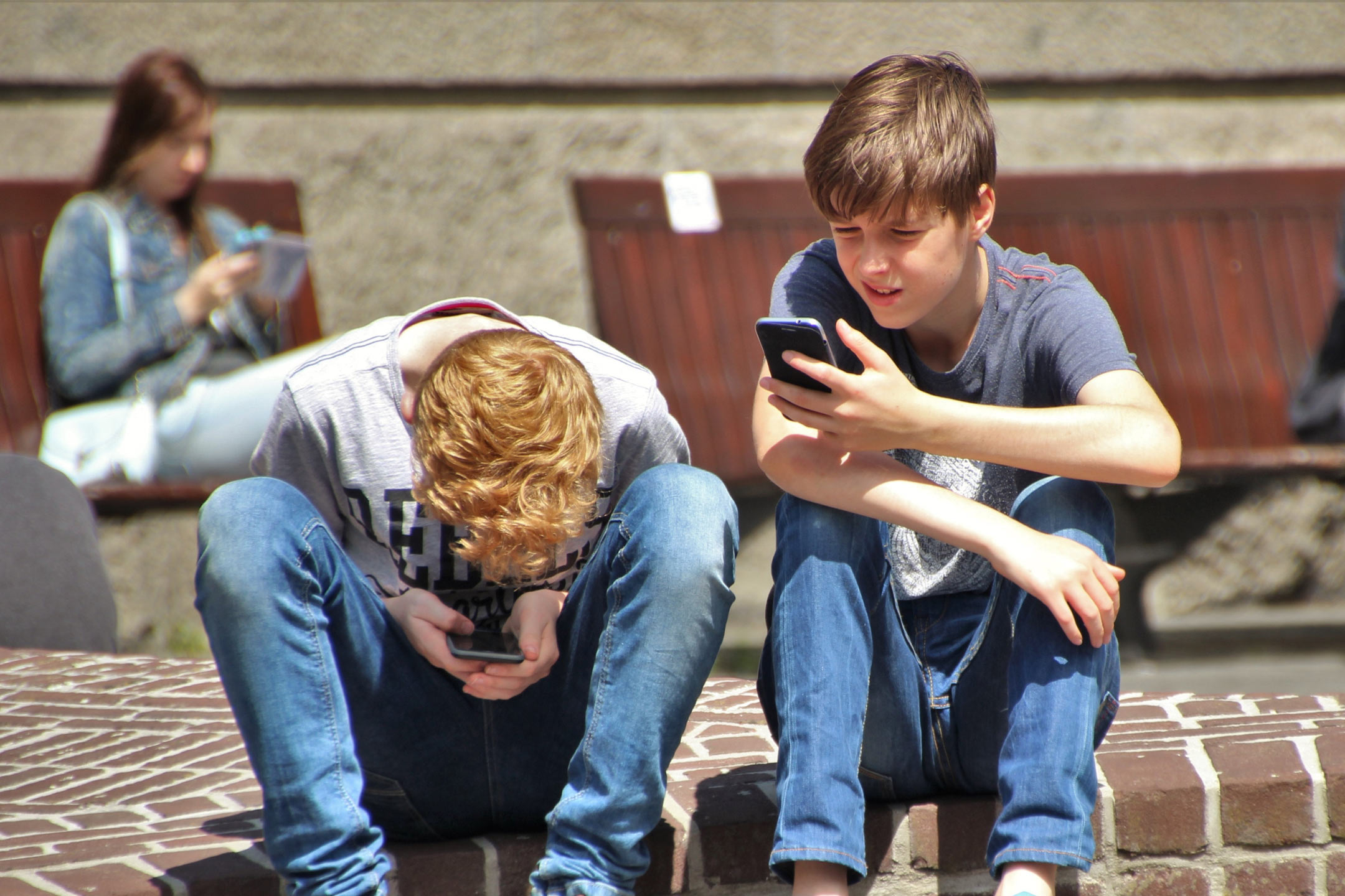 teen-boys-smartphone2160
