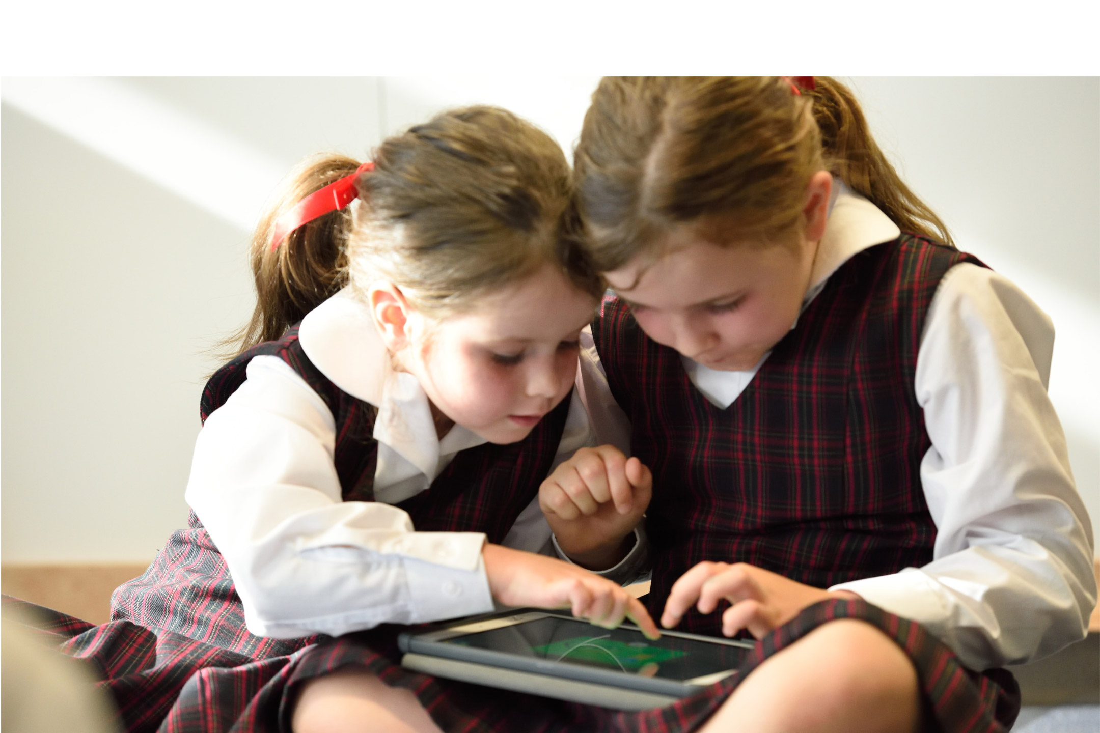 STEM-kids-on-tablet2160