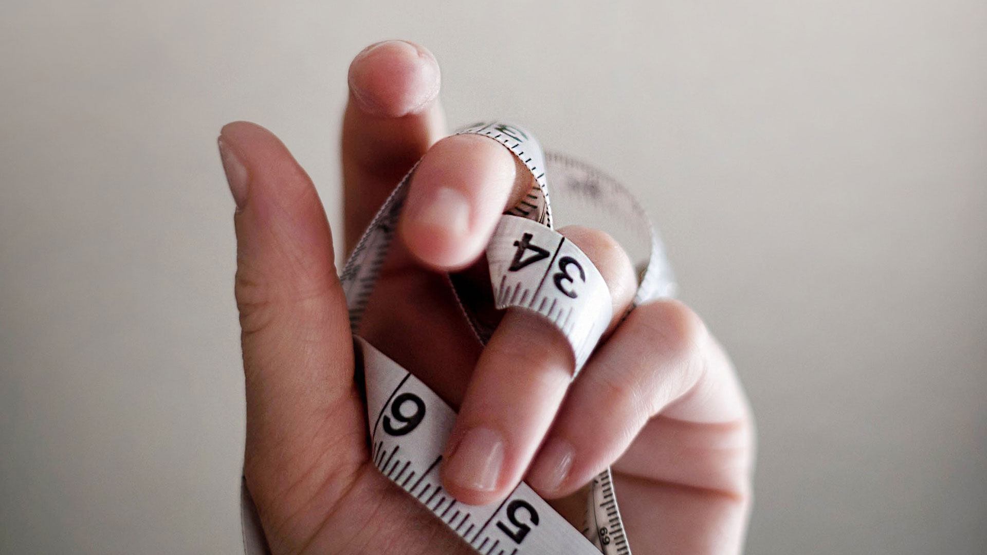 hand with measuring tape