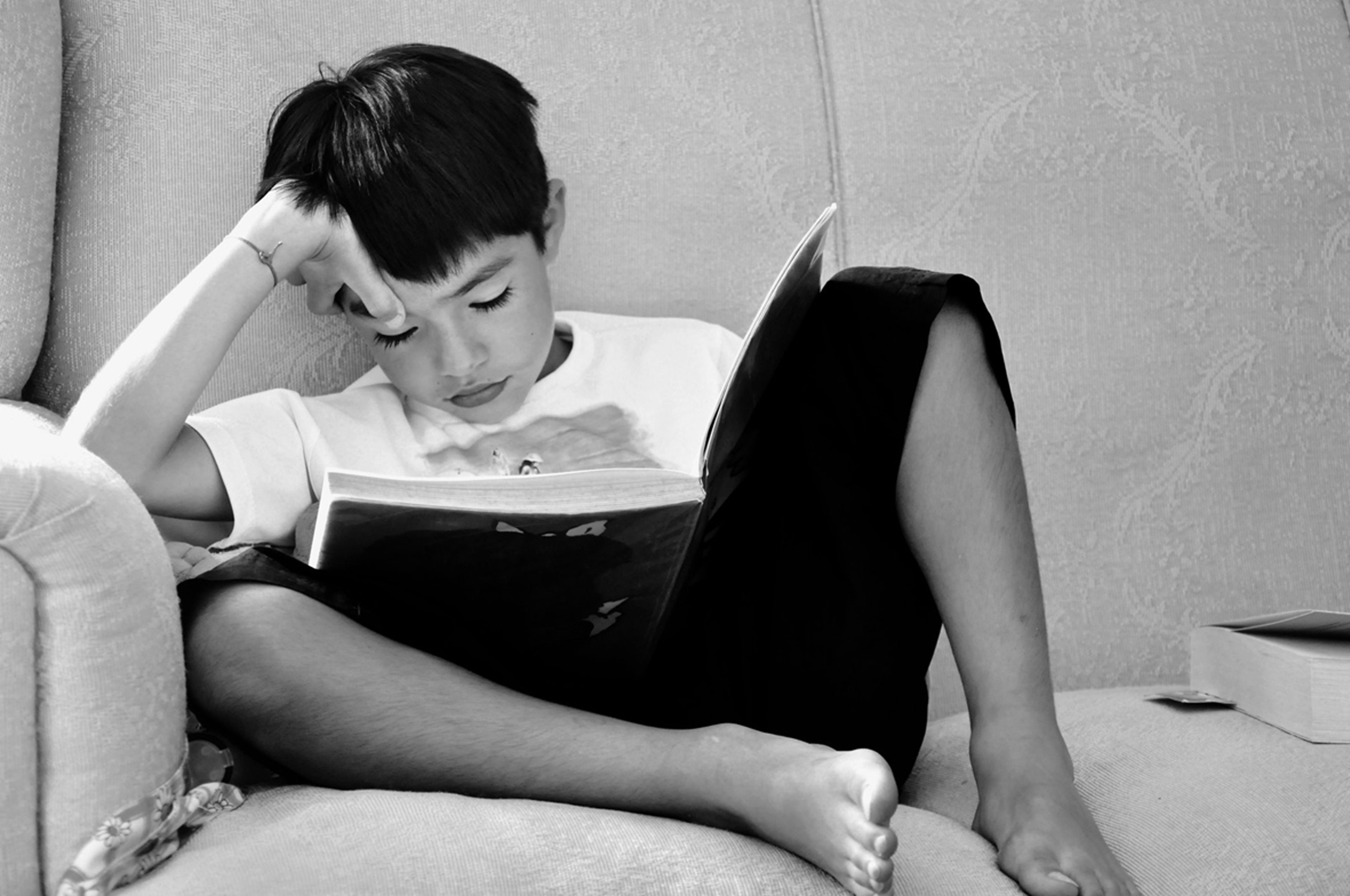 Boy-reading-b_w1440