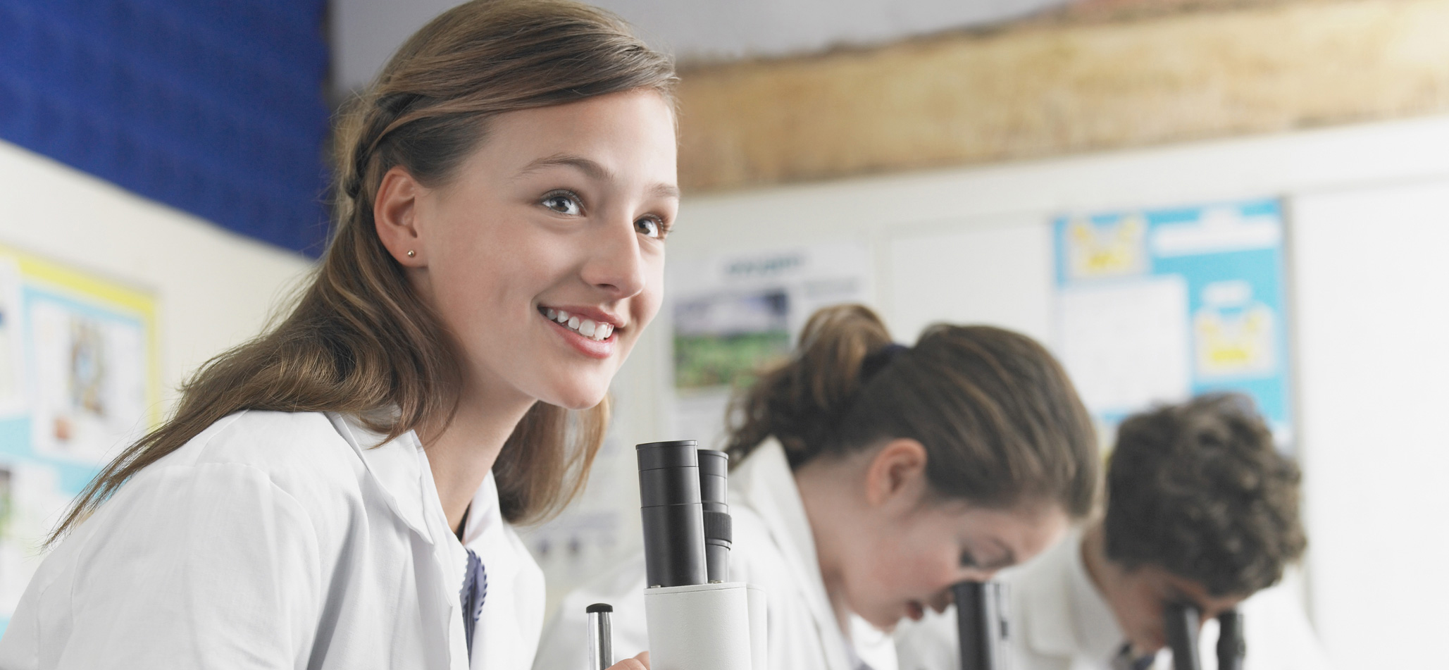 Crop-Students-in-science-lab2160
