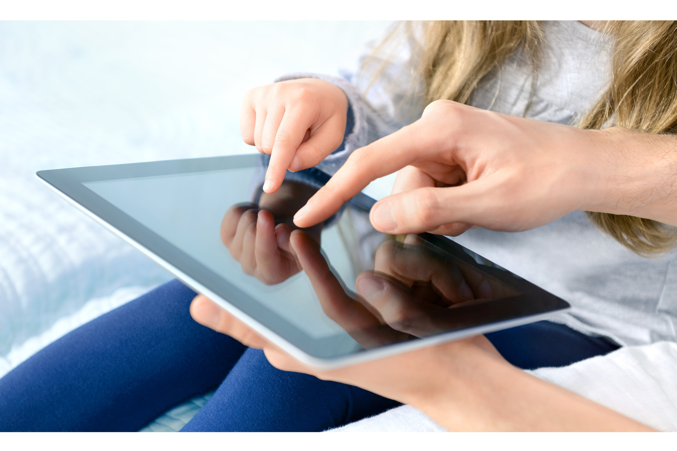 parent-child-on-tablet2160