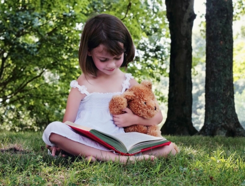 girl-reading-with-teddy2160