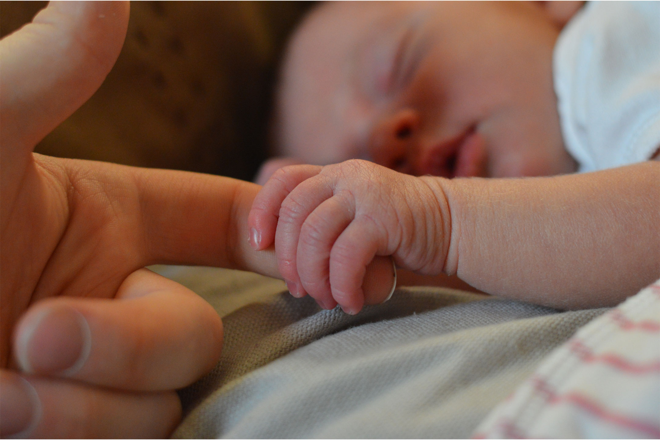 baby-hand-mother-closeup2160