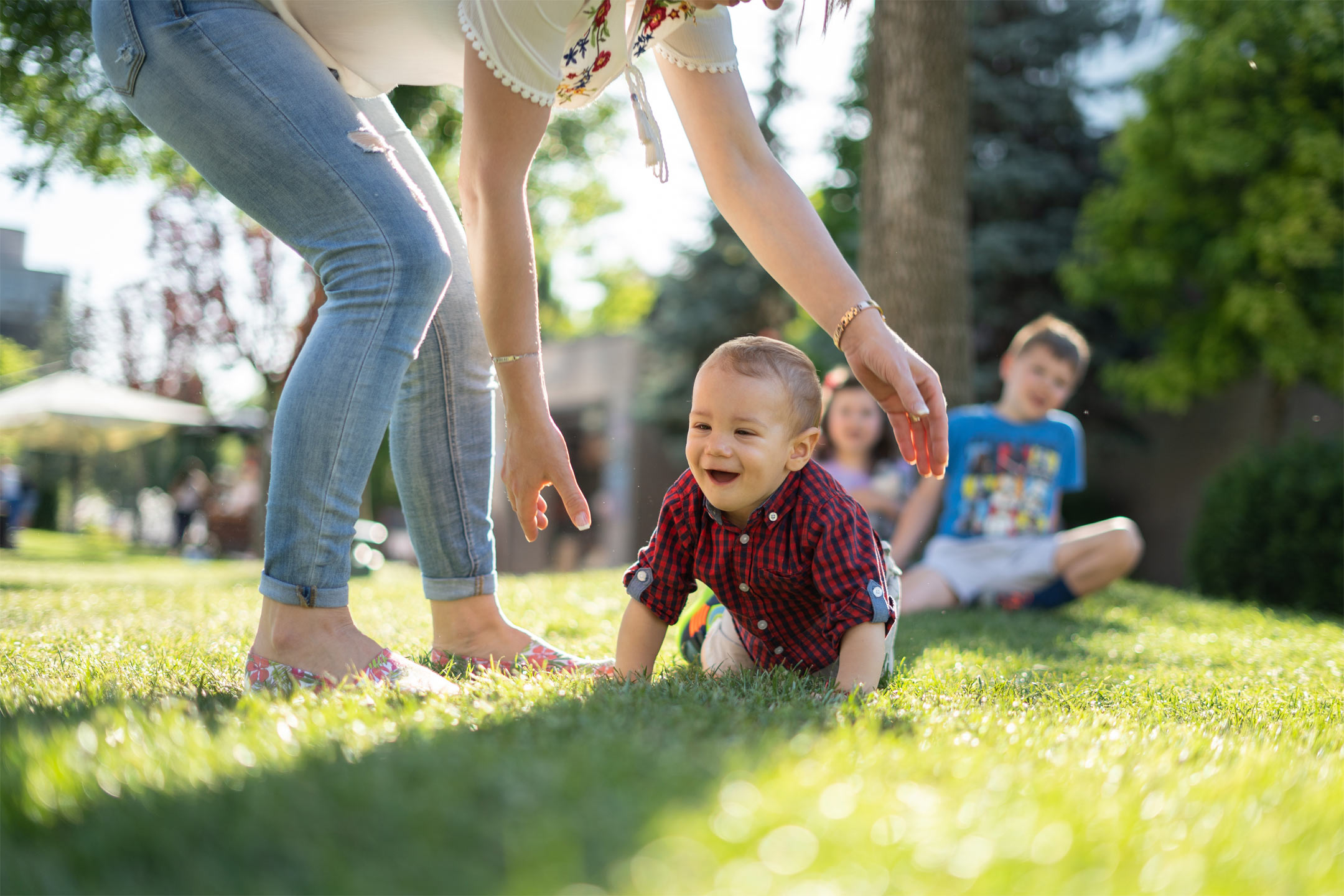 Toddler-outdoor-grass2160