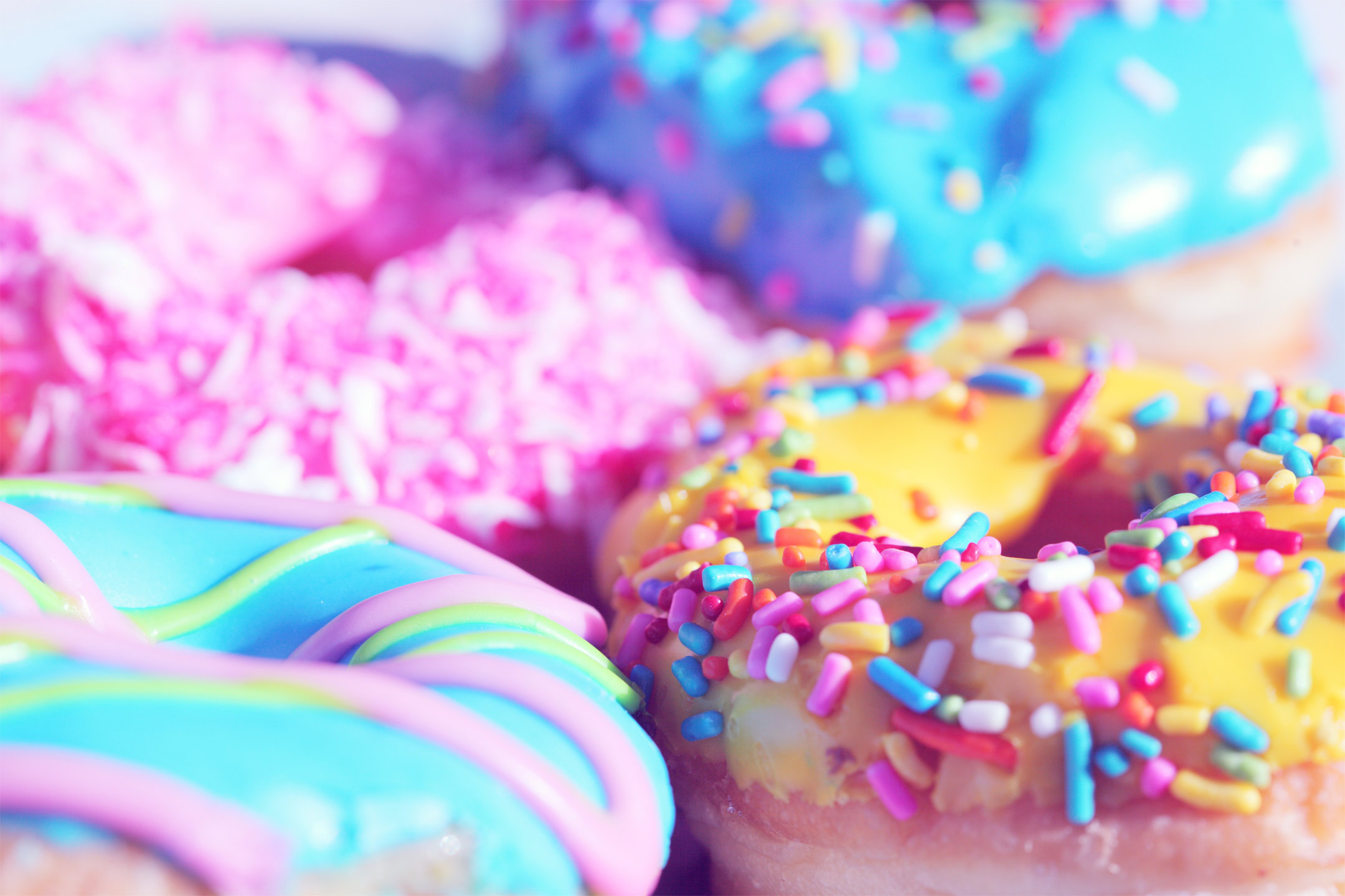closeup-donuts-colourful2160