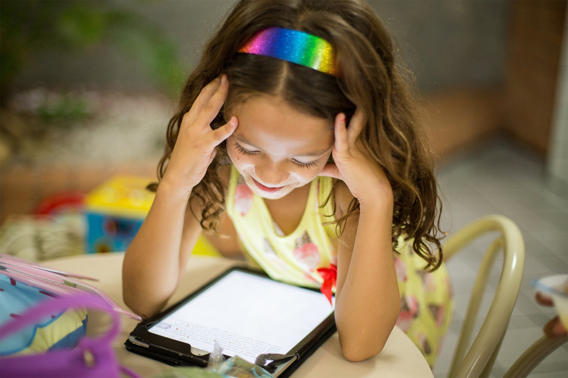 girl-ipad-digital-safety2160