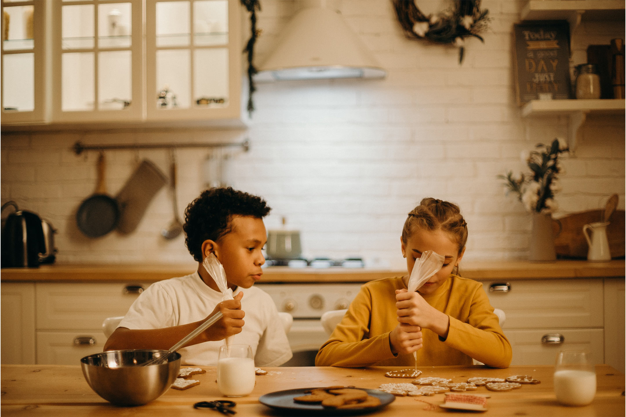 boy-girl-piping-cookies2160
