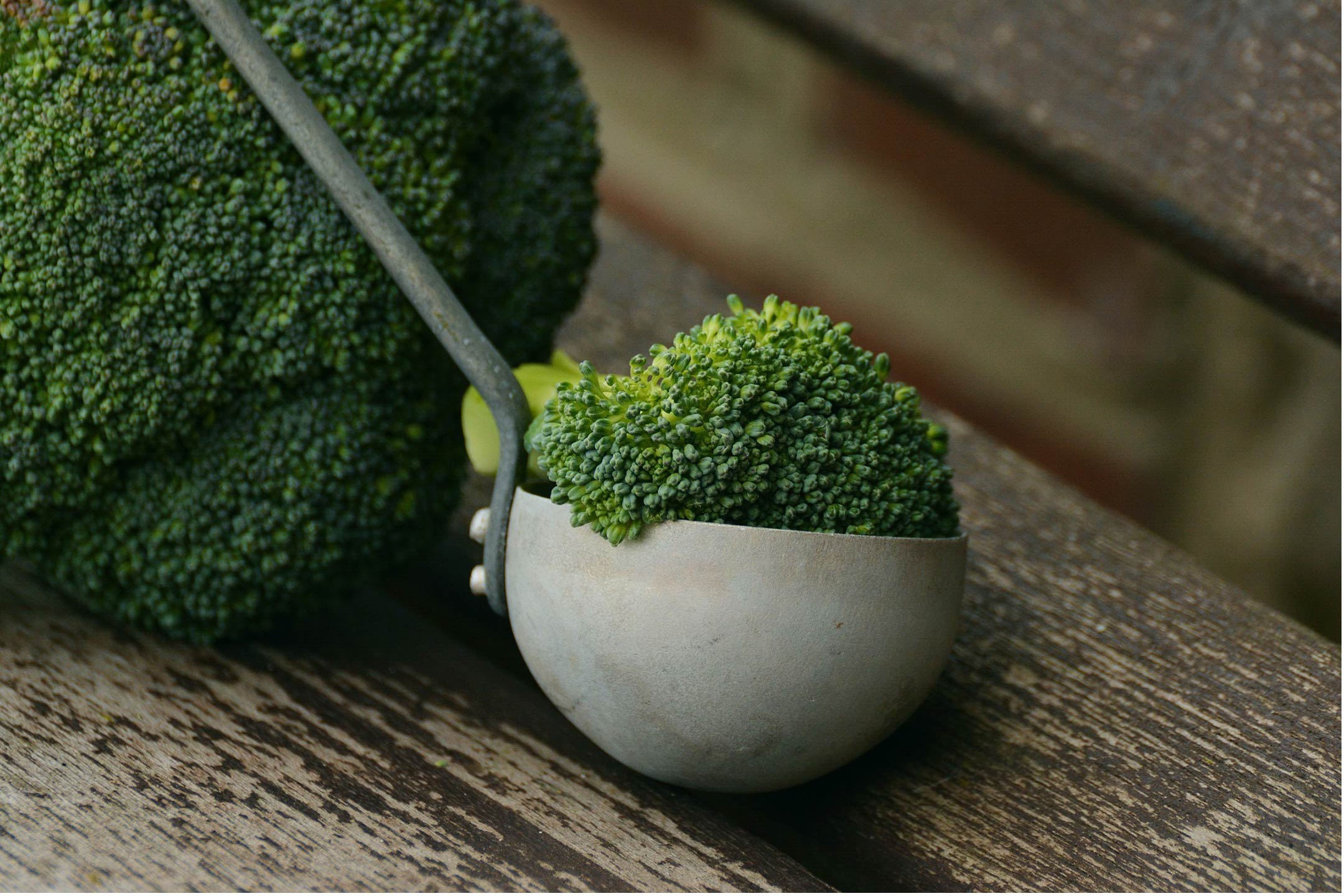 broccoli-on-wood2160