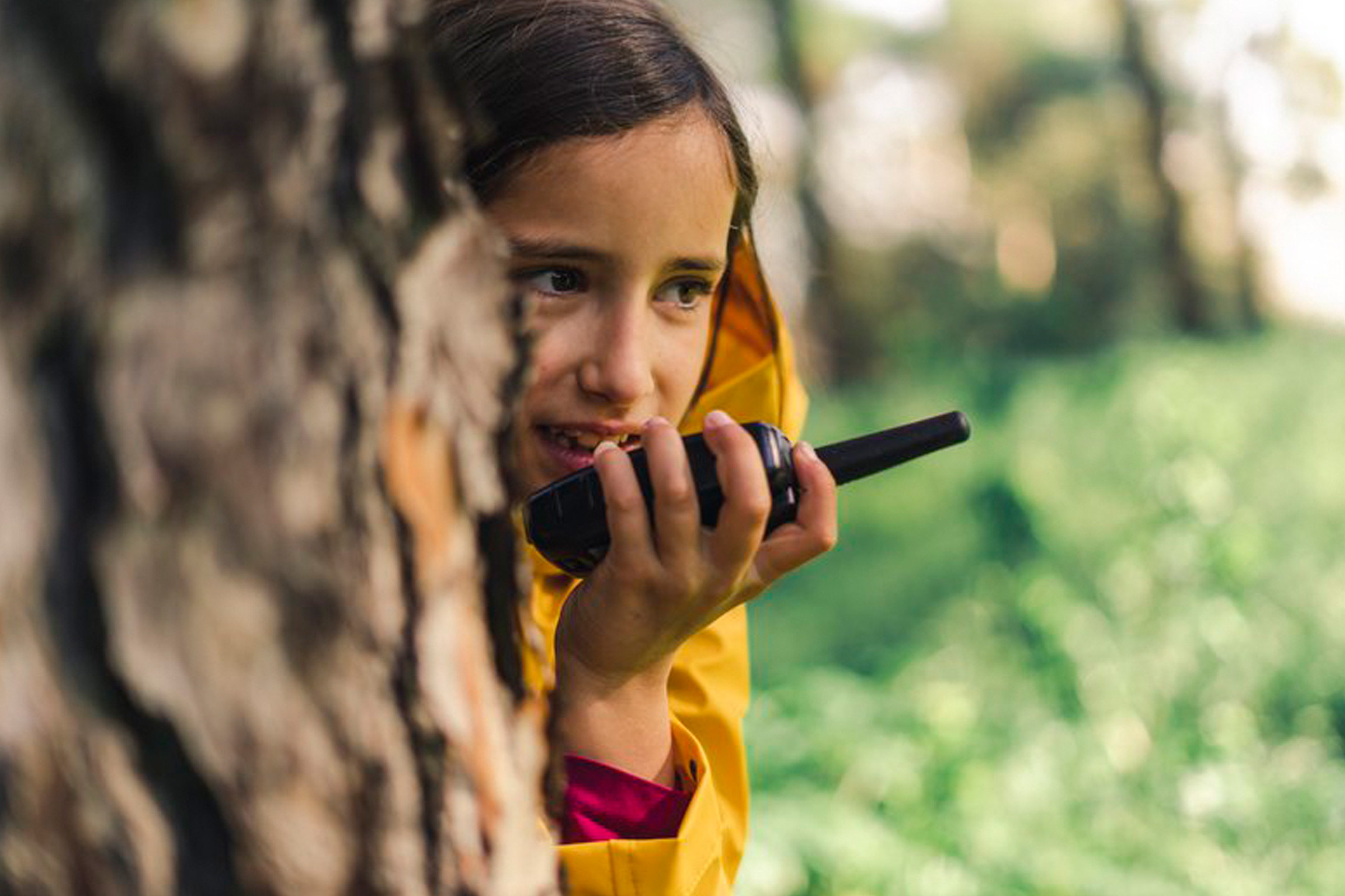 girl-walkie-talkie2160