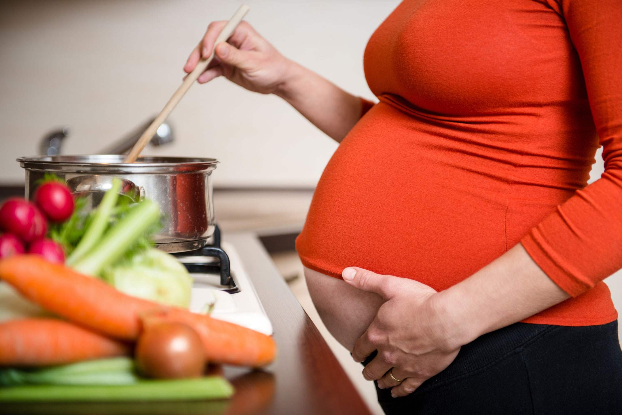 pregnant-cooking2160
