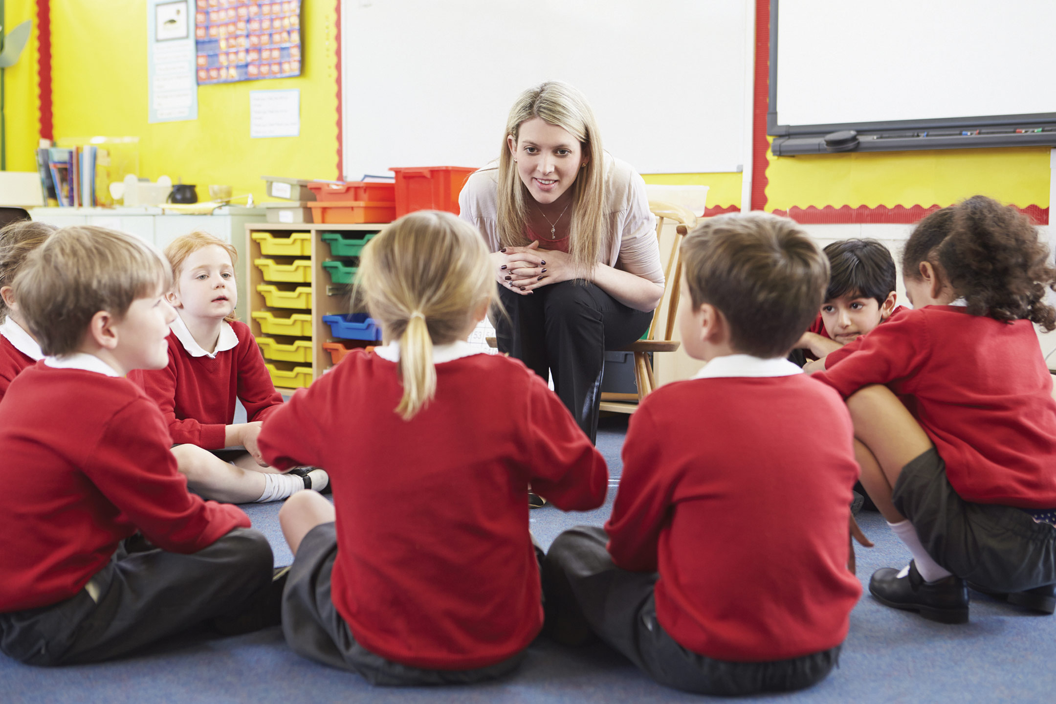 teacher-kids-library2160