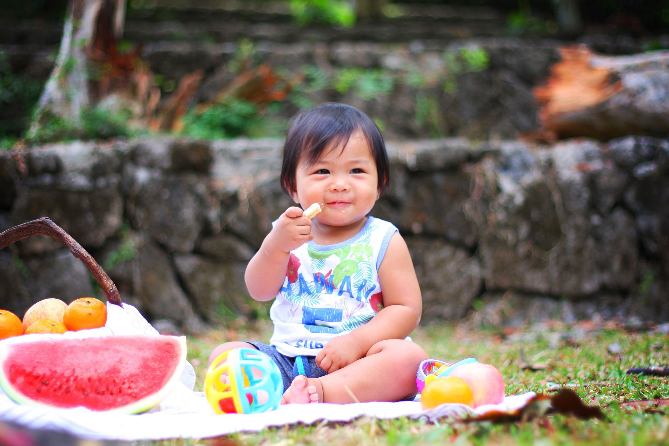 toddler-eating-picnic-healthy2160