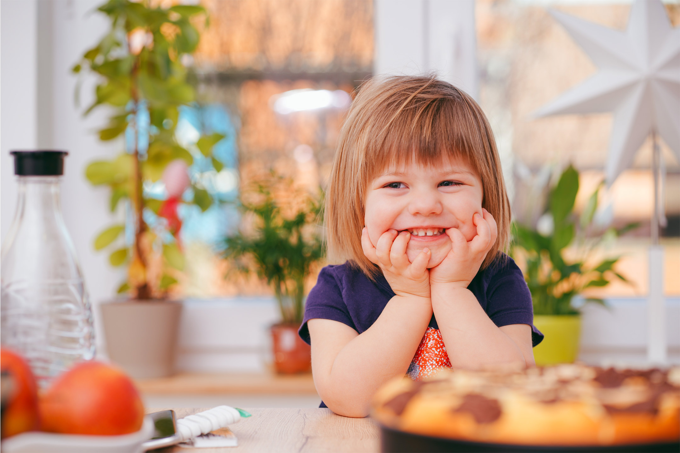 happy-girl-in-kitchen-pizza2160