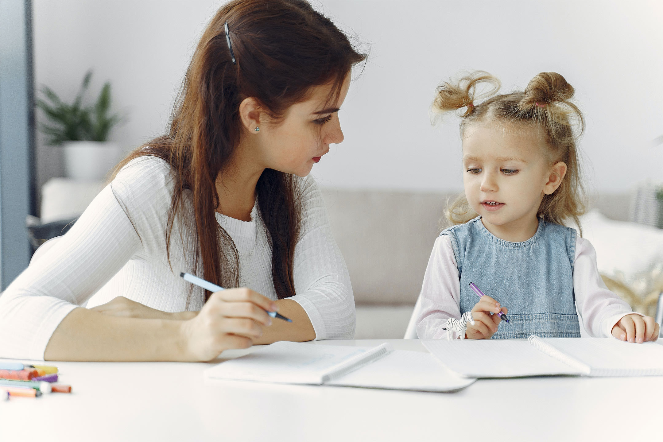 mum-daughter-drawing2160