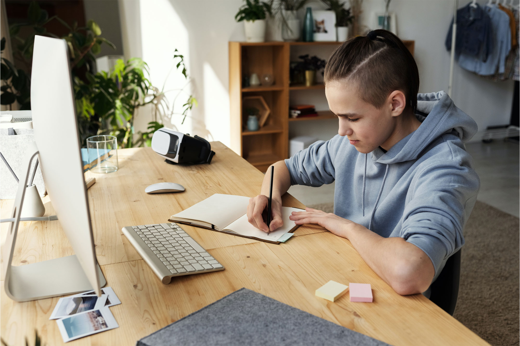 boy-computer-desk2160