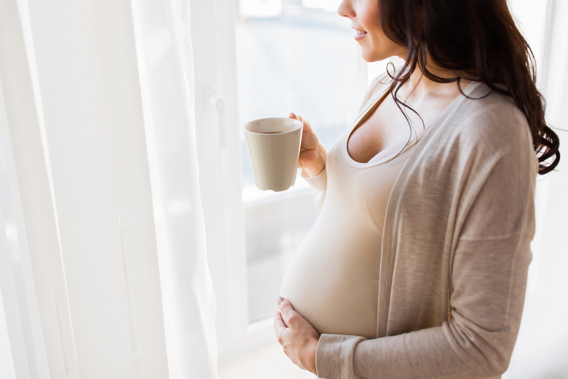 pregnant-happy-drinking-tea2160