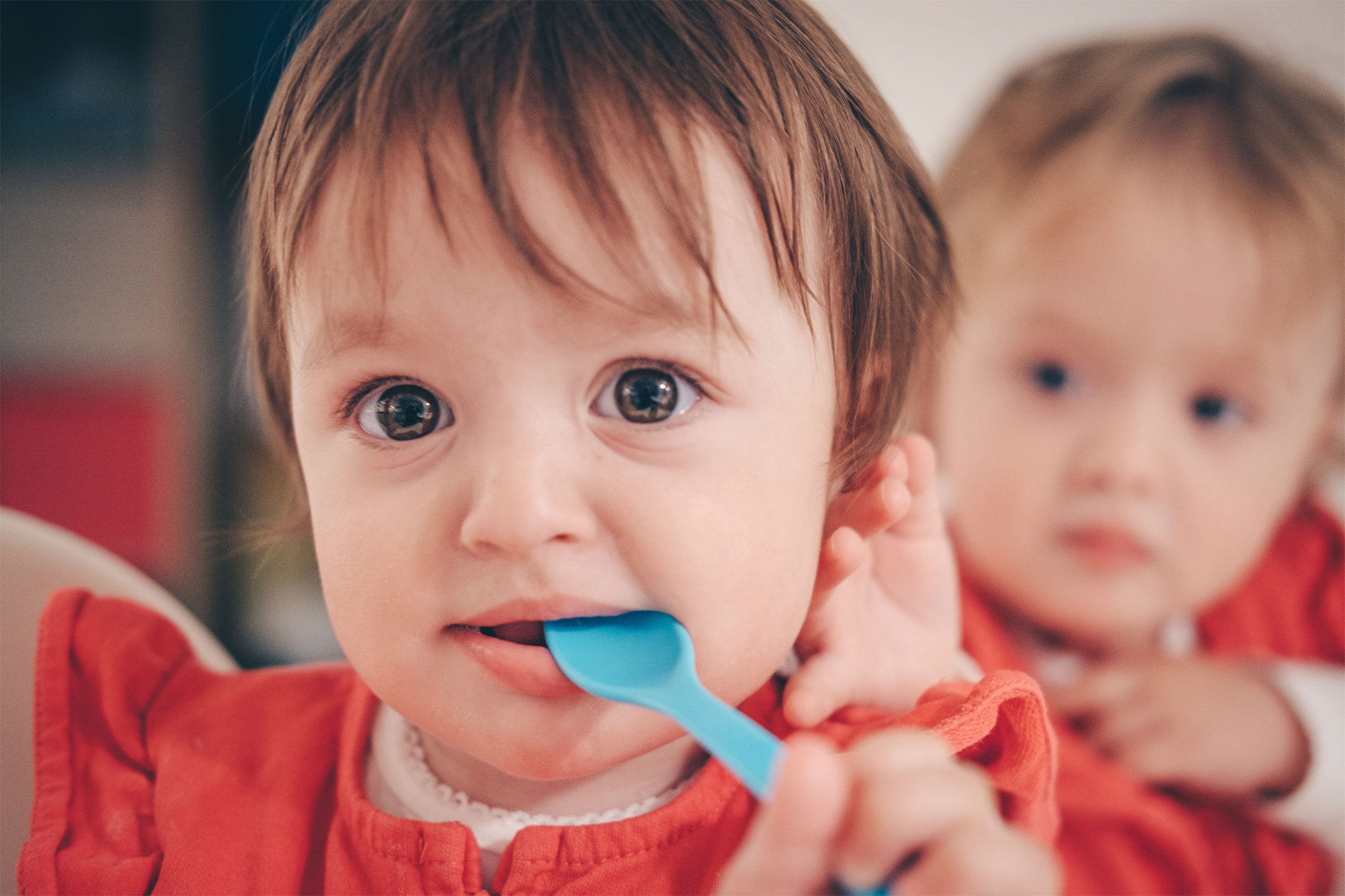 twins-toddlers-eating2160