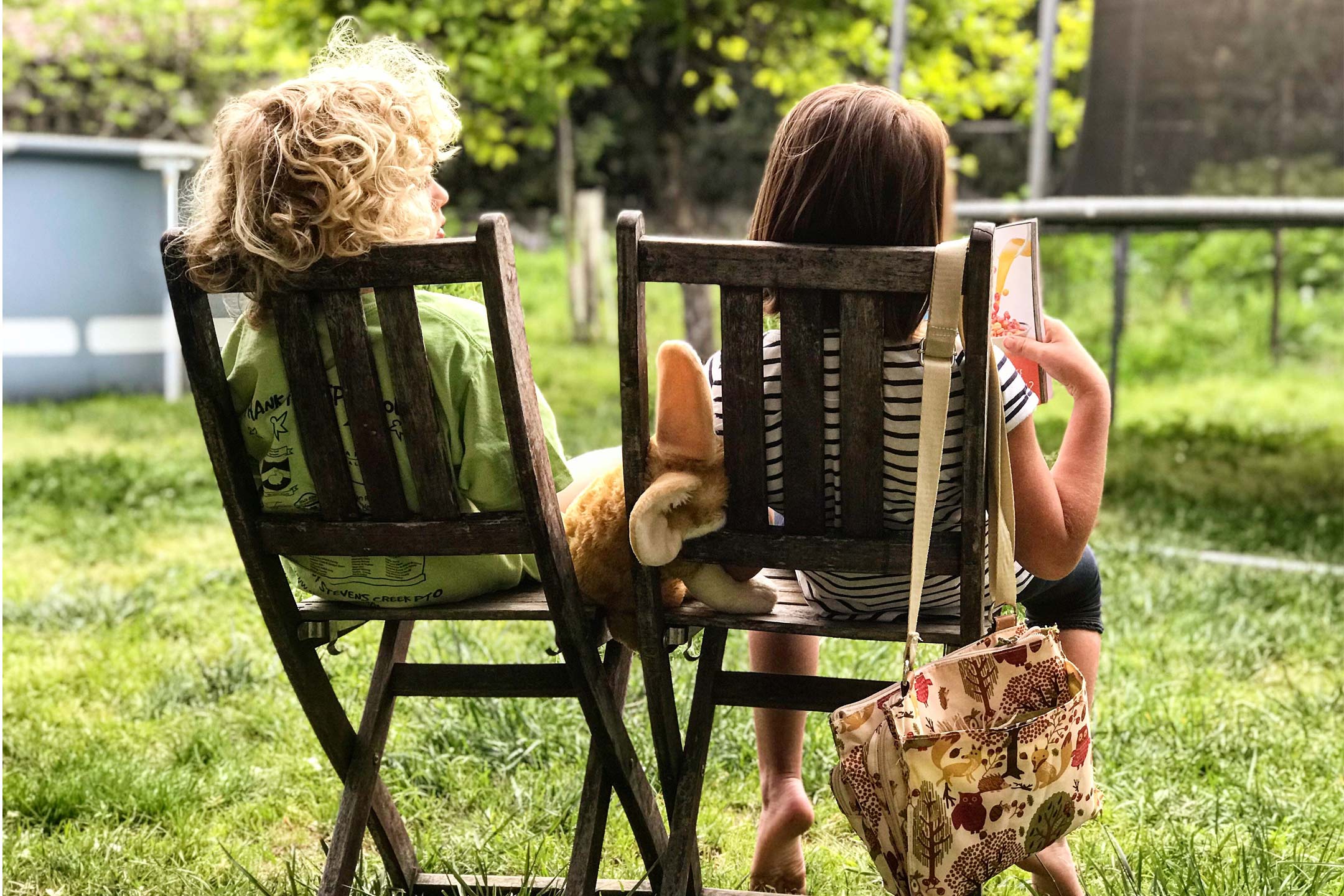 two-kids-reading-outside2160