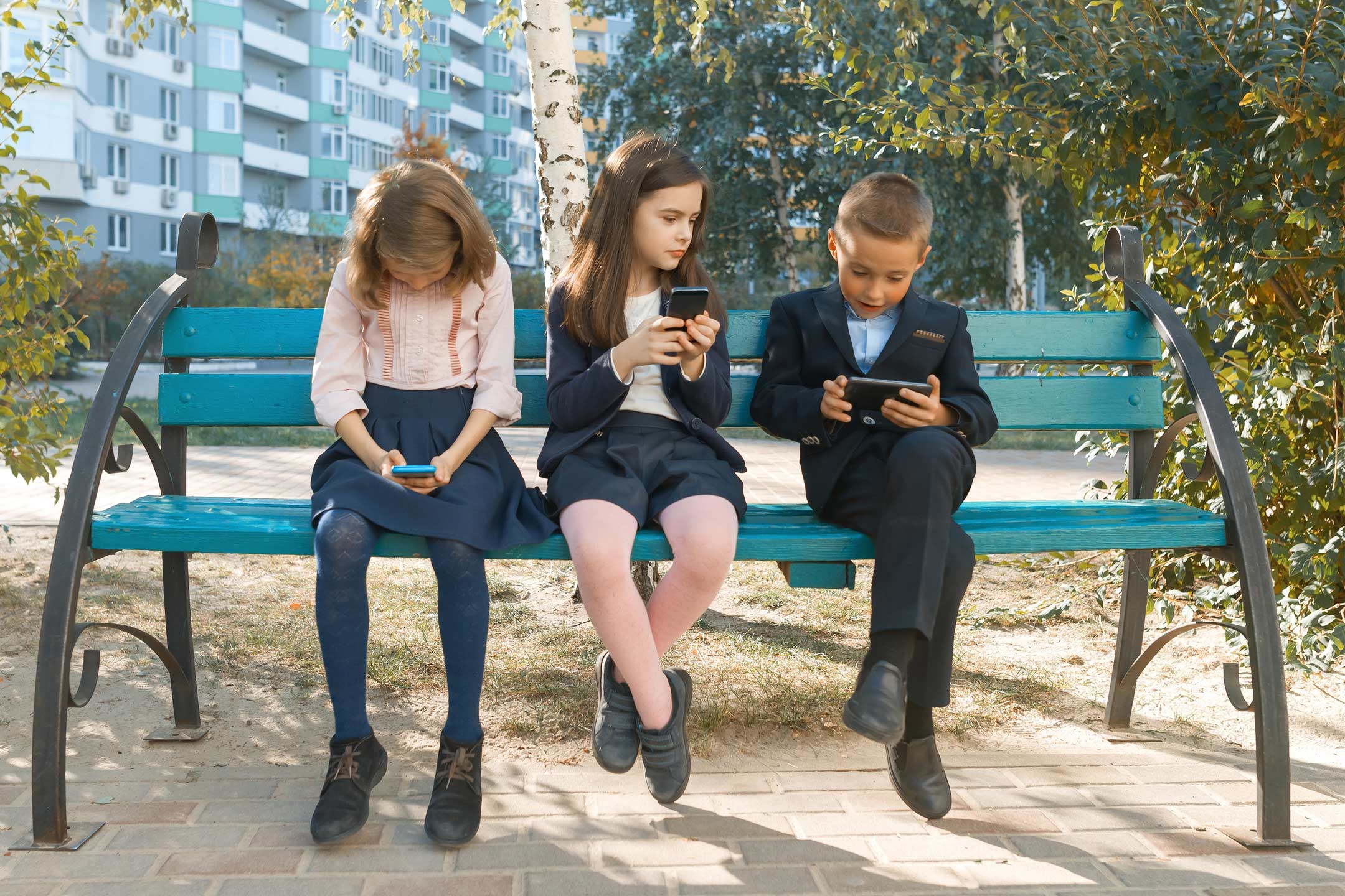 Group-children-on-smart-phones2160