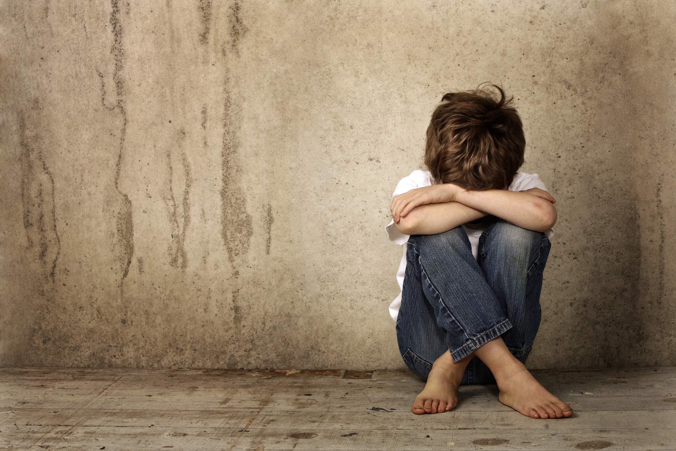 boy-upset-sitting2160
