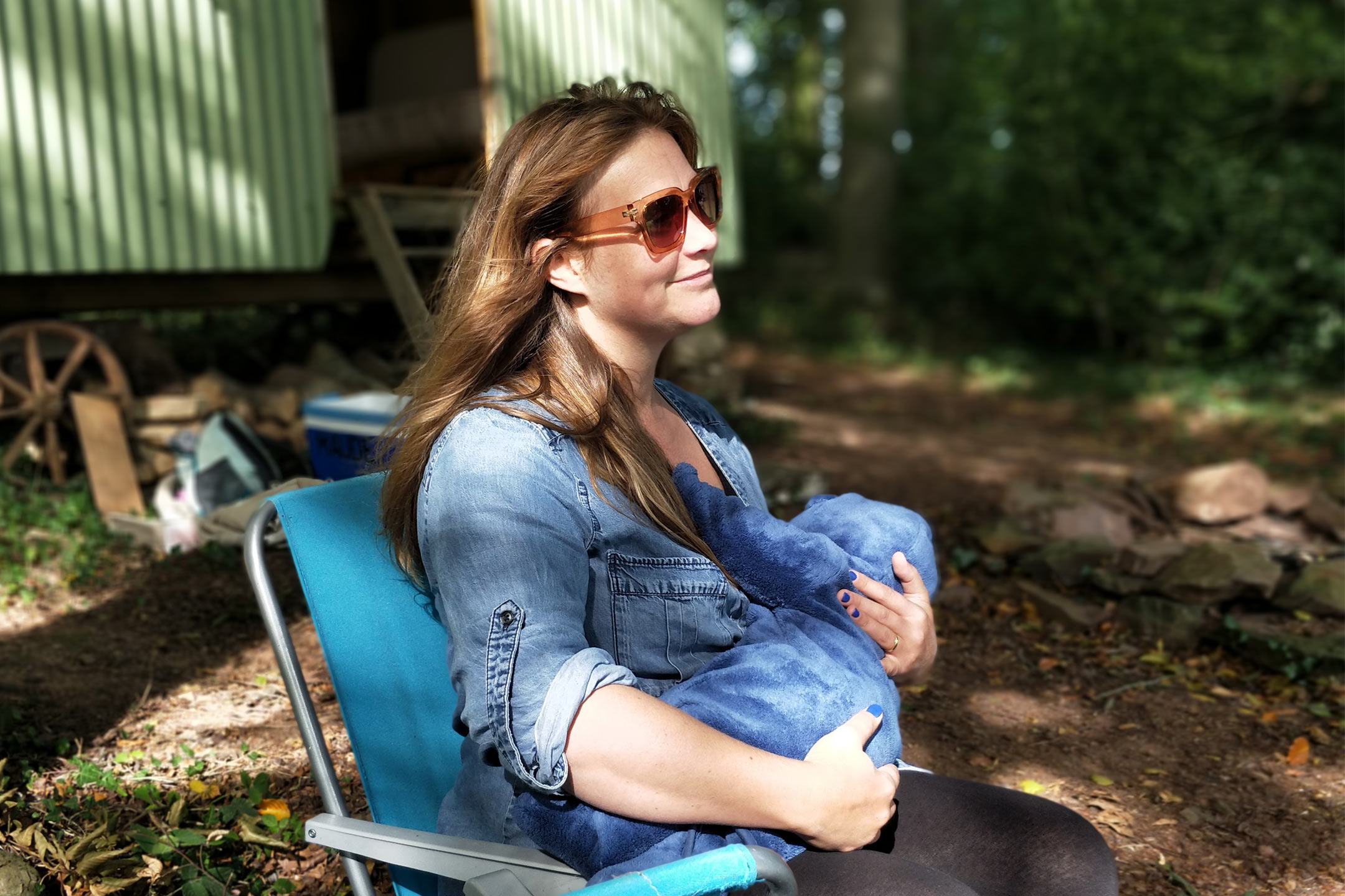 mother-outside-breastfeeding2160