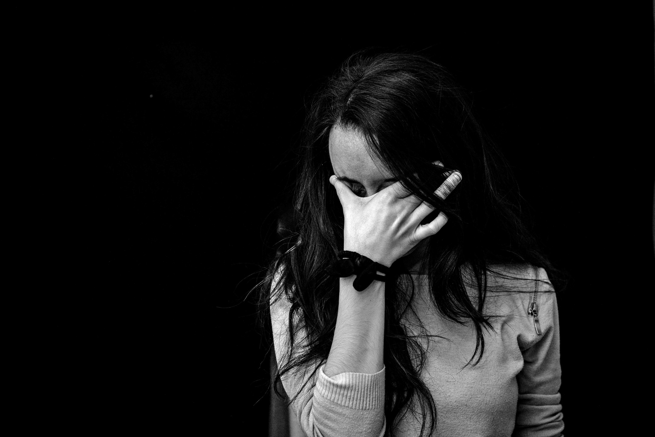 anxious-woman-mono2160