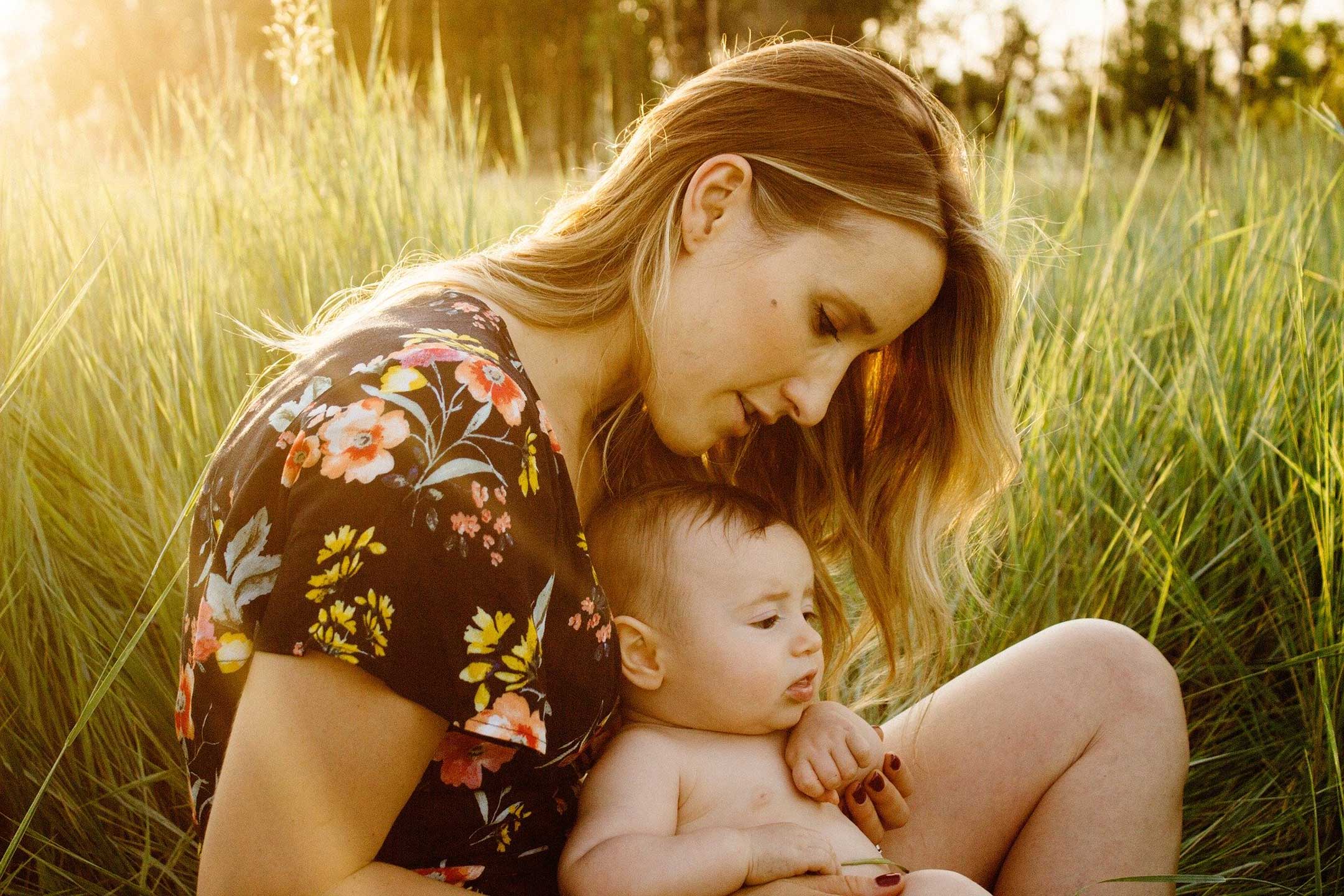 baby-mother-outdoors-sunlight2160