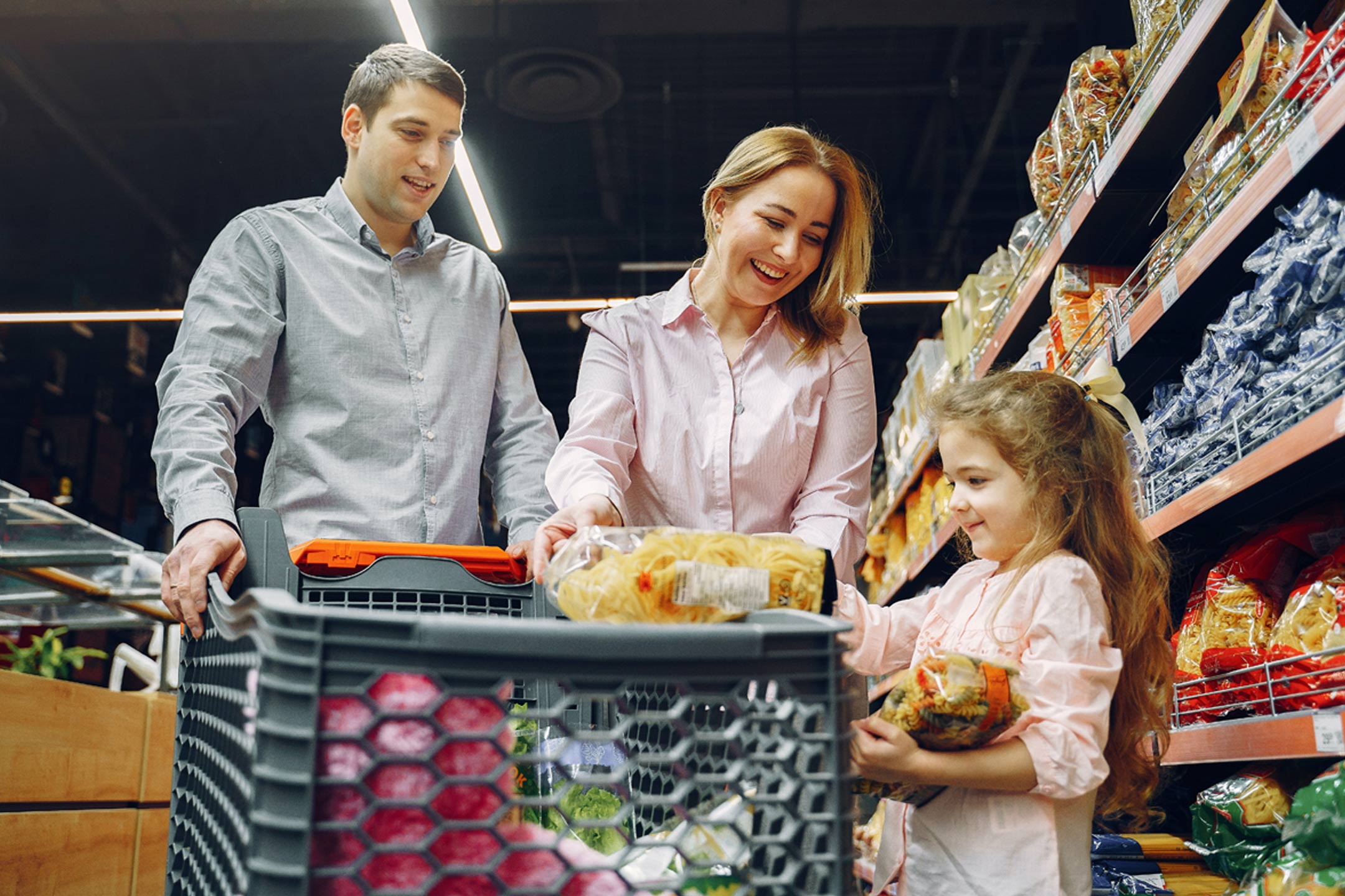family-grocery-shopping2160