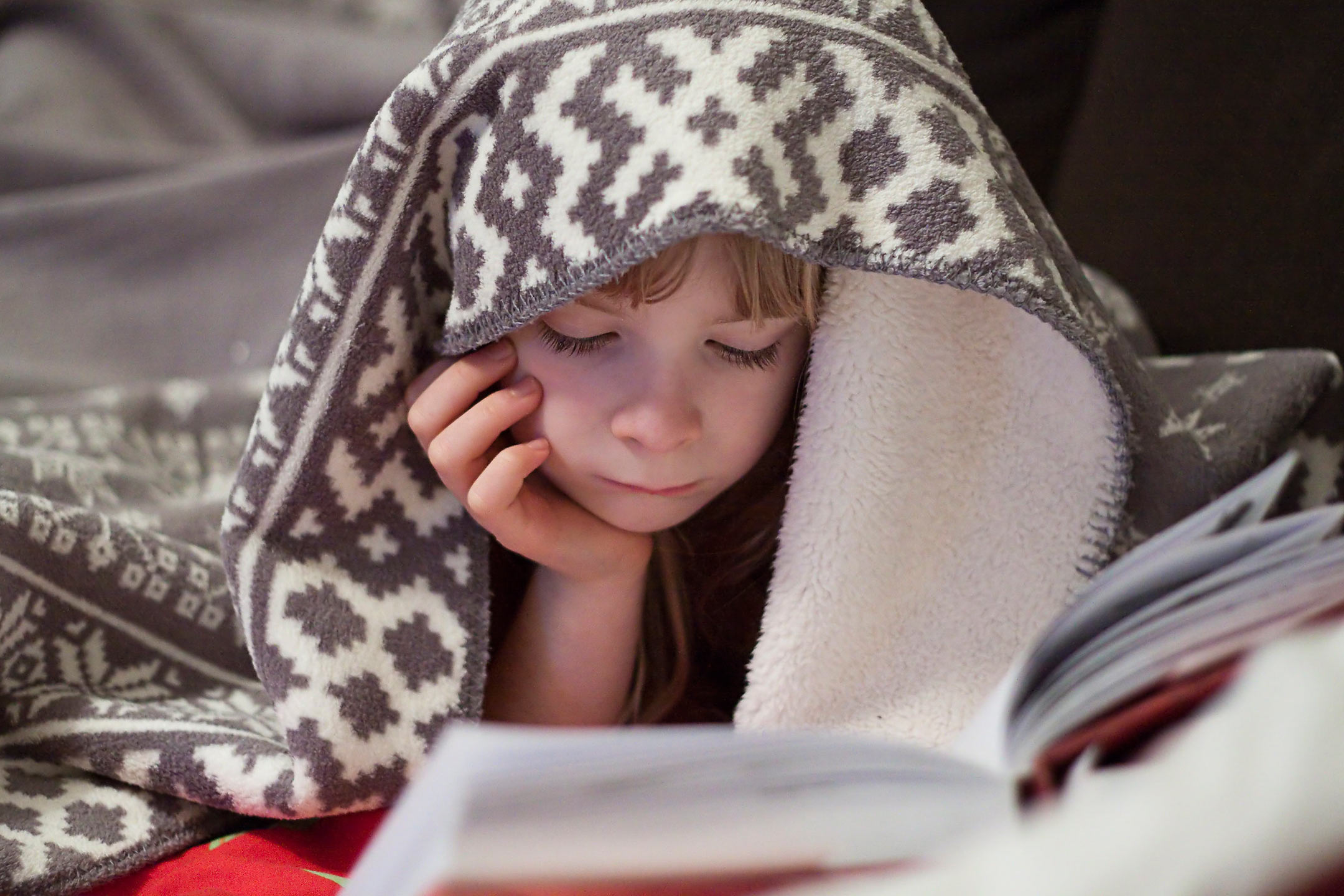 child-reading-under-cover2160