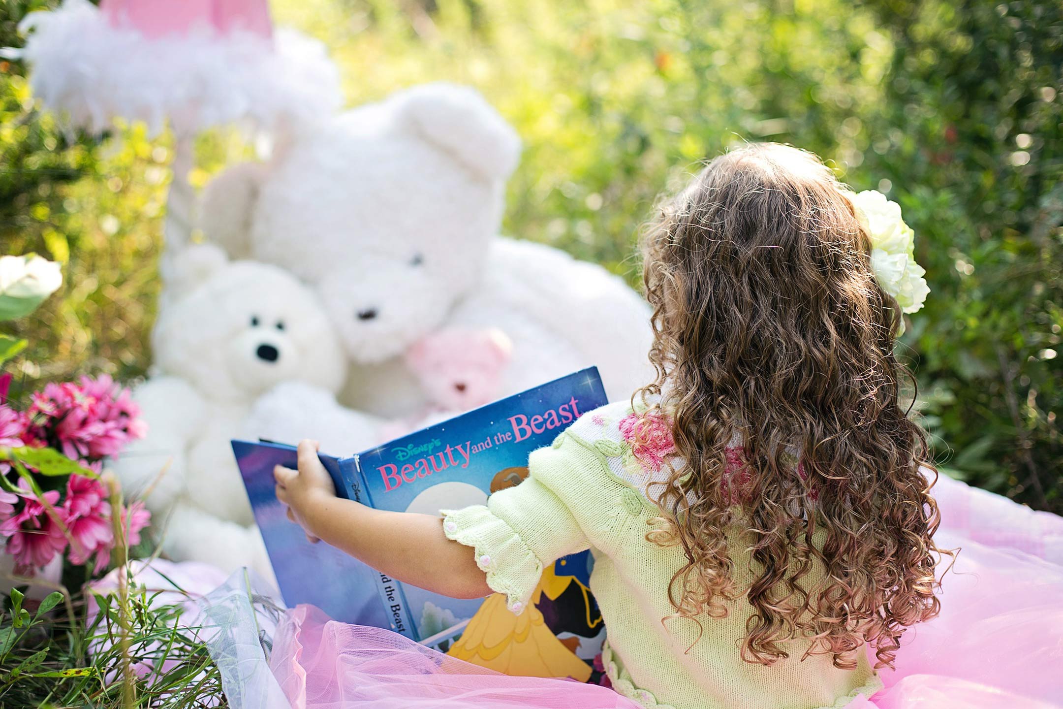 girl-reading-book-toys2160