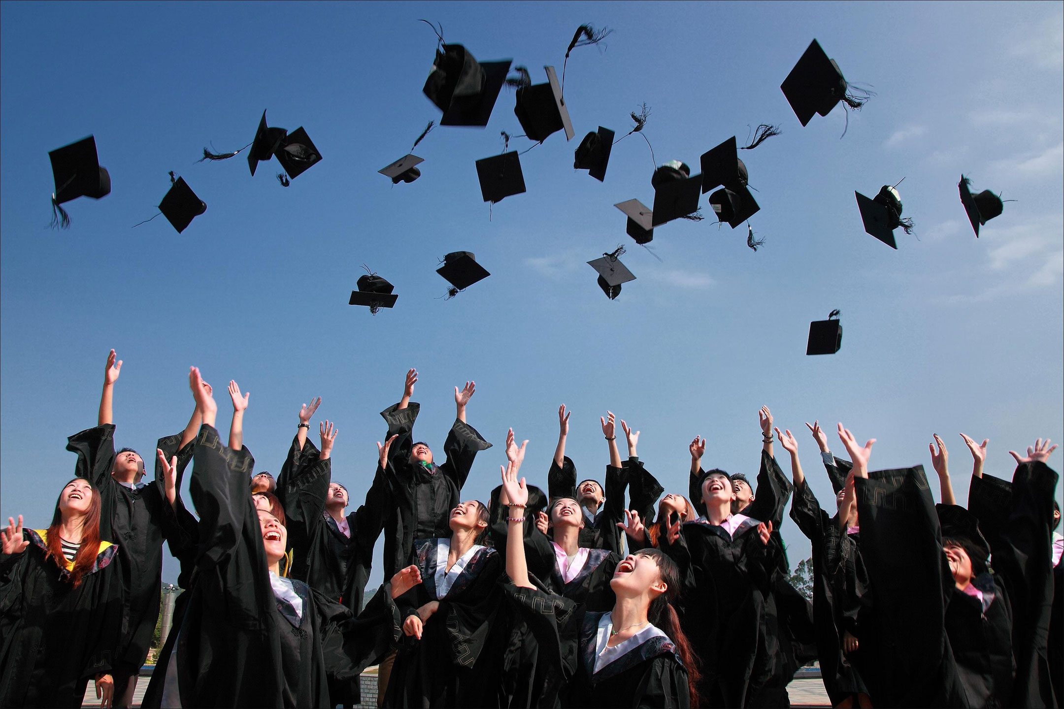 graduation-ceremony-hats-up2160