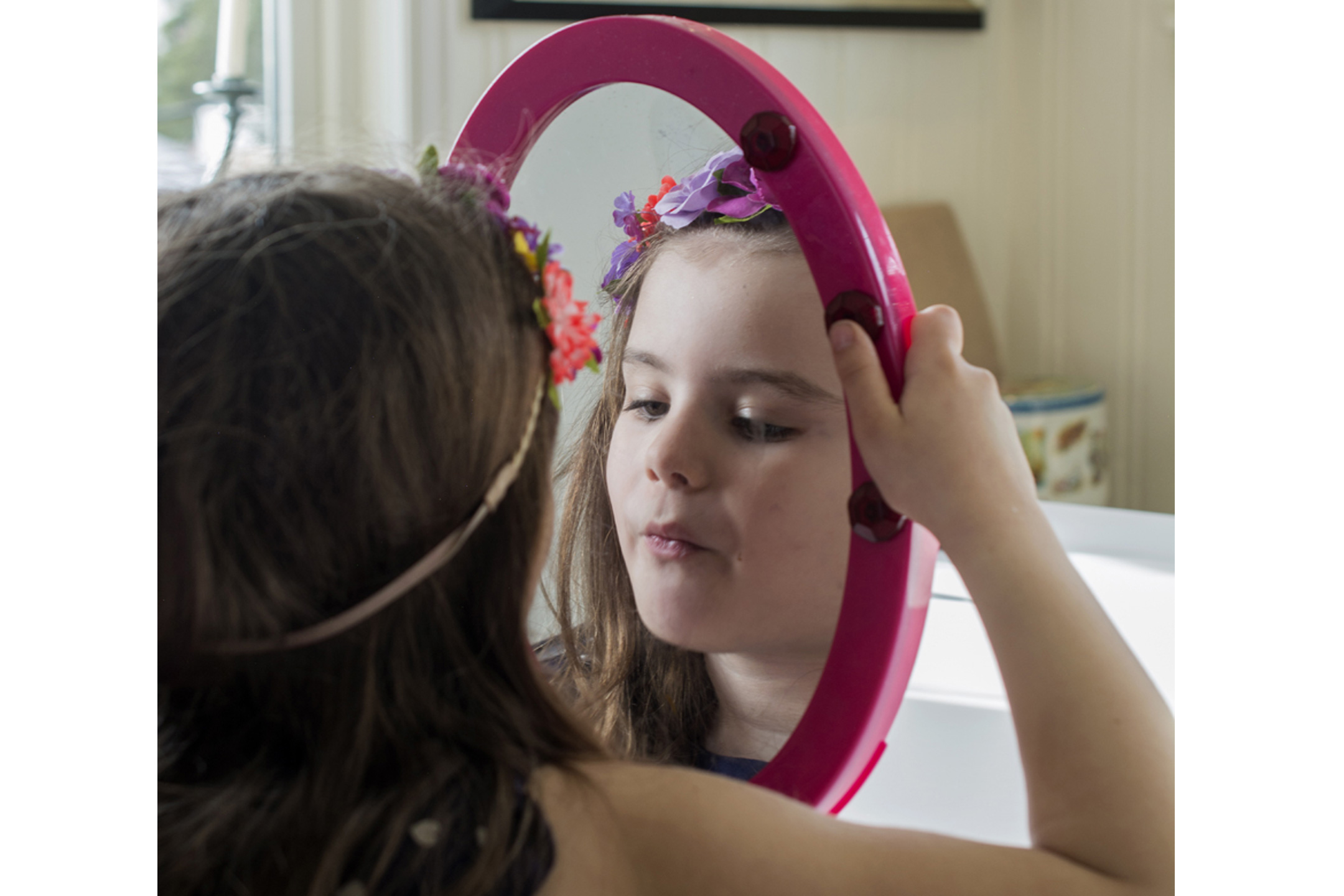 child-looking-in-mirror-2160