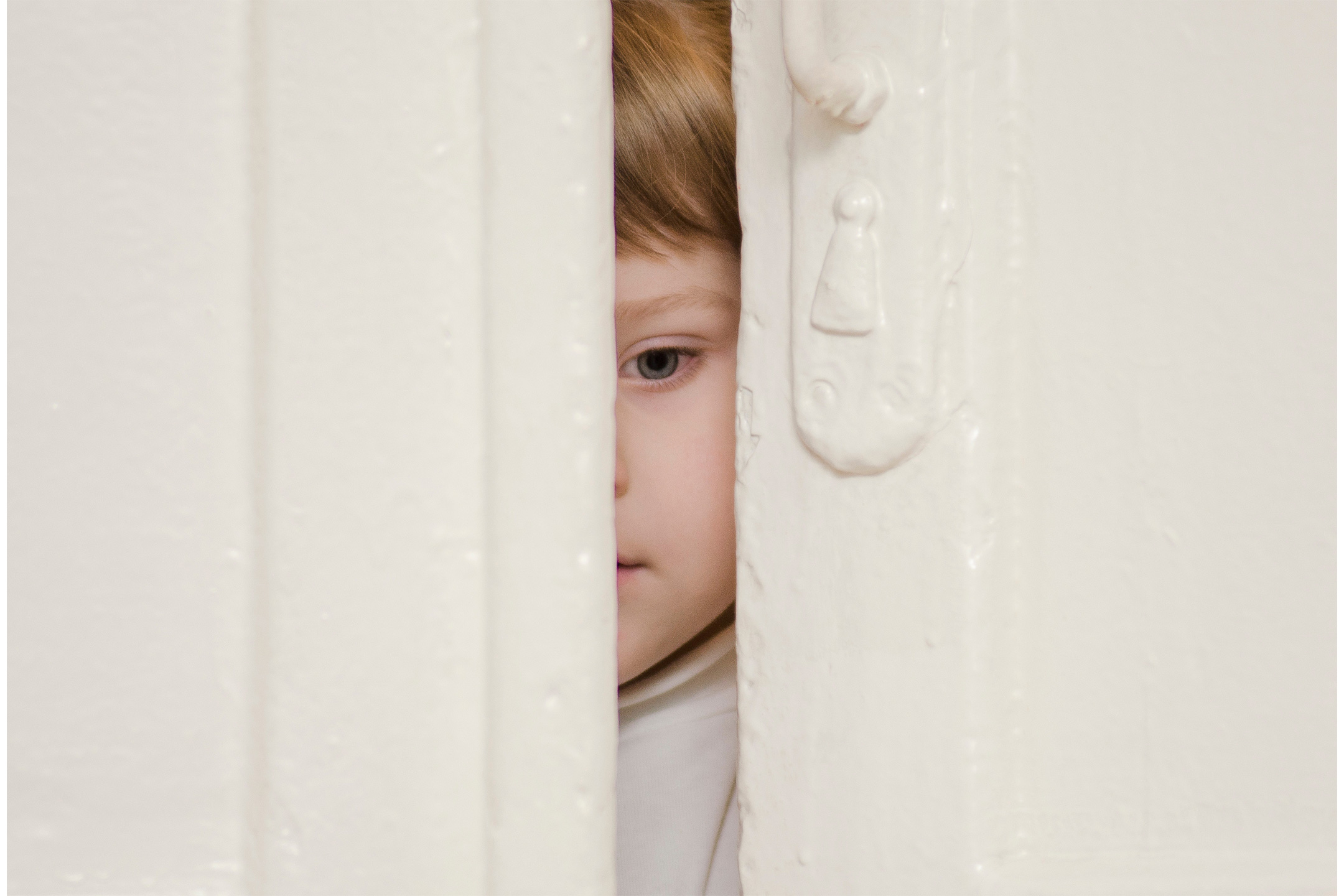 peeping-child-anxious2160
