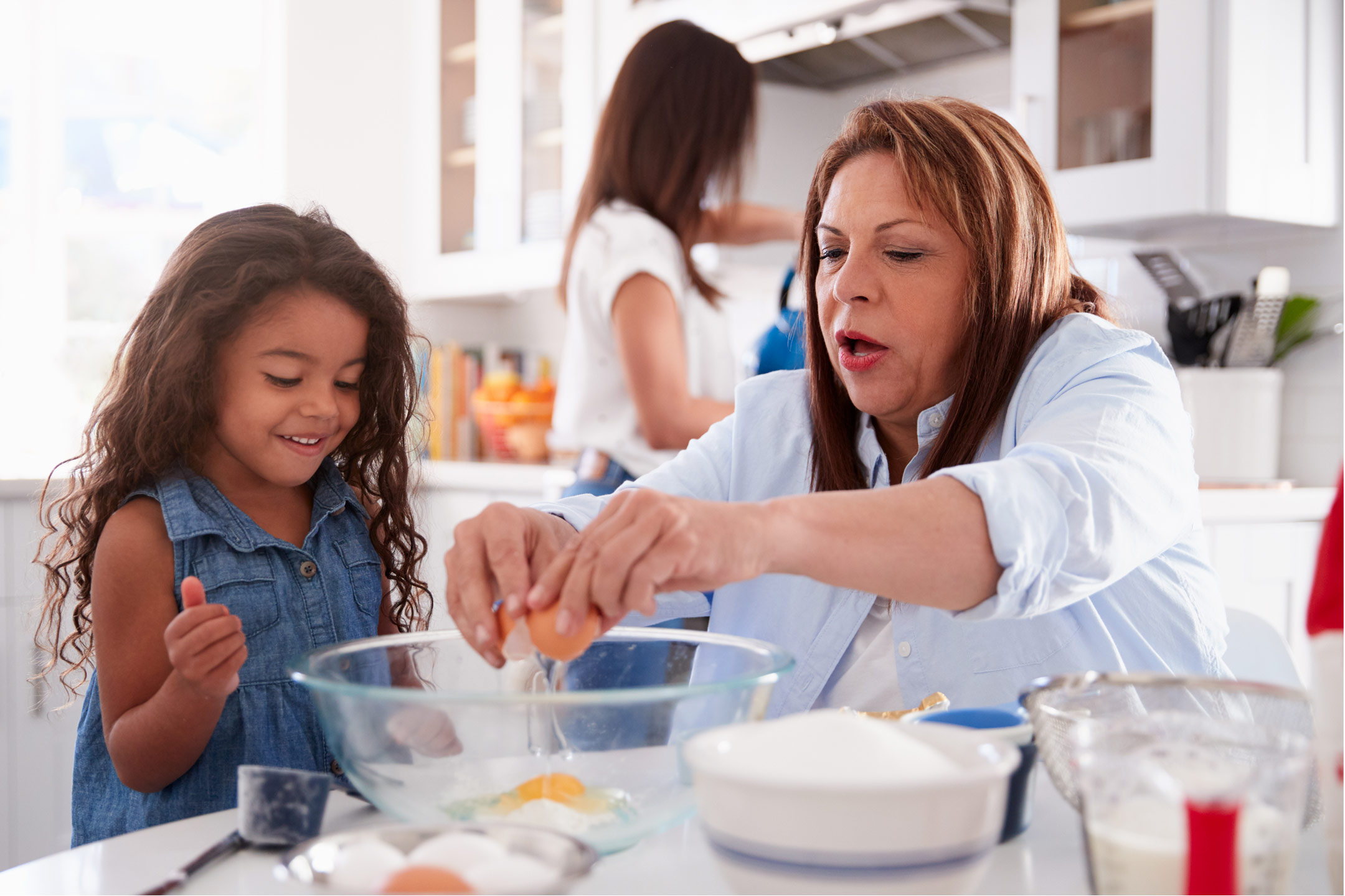 young-girl-cooking-with-grandma2160