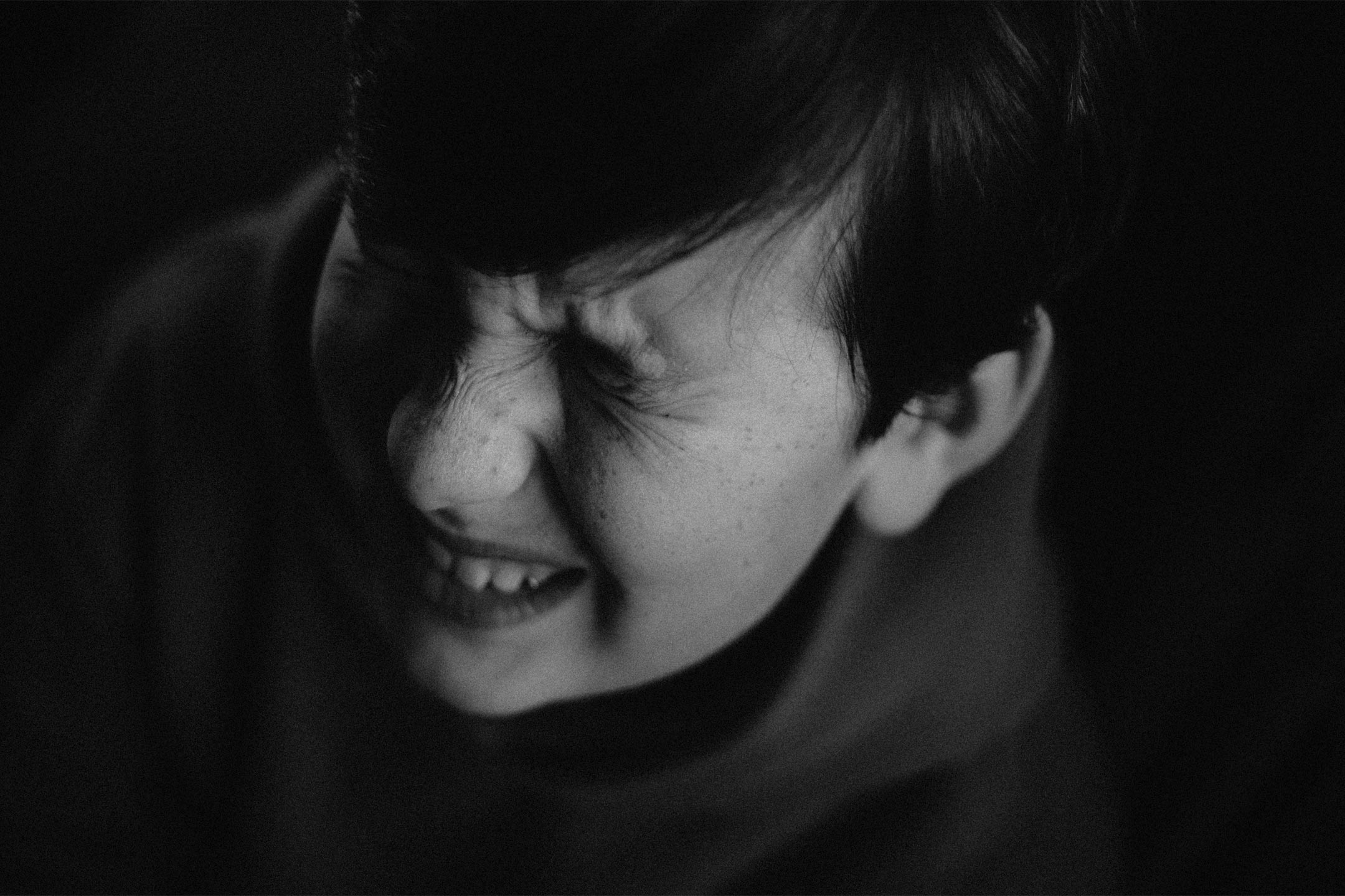 boy-eyes-scrunched-mono2160
