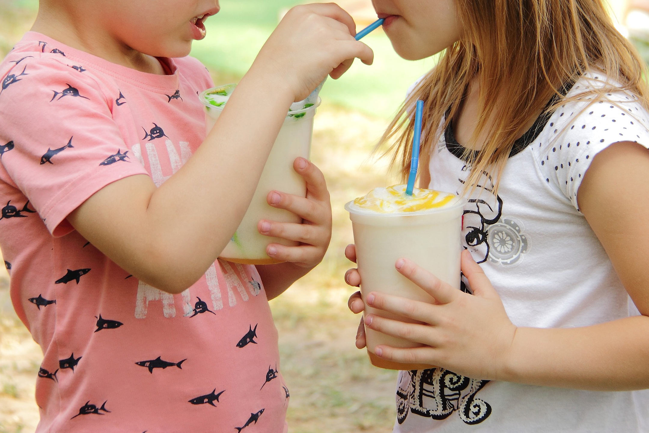 children-drinking-frappes2160