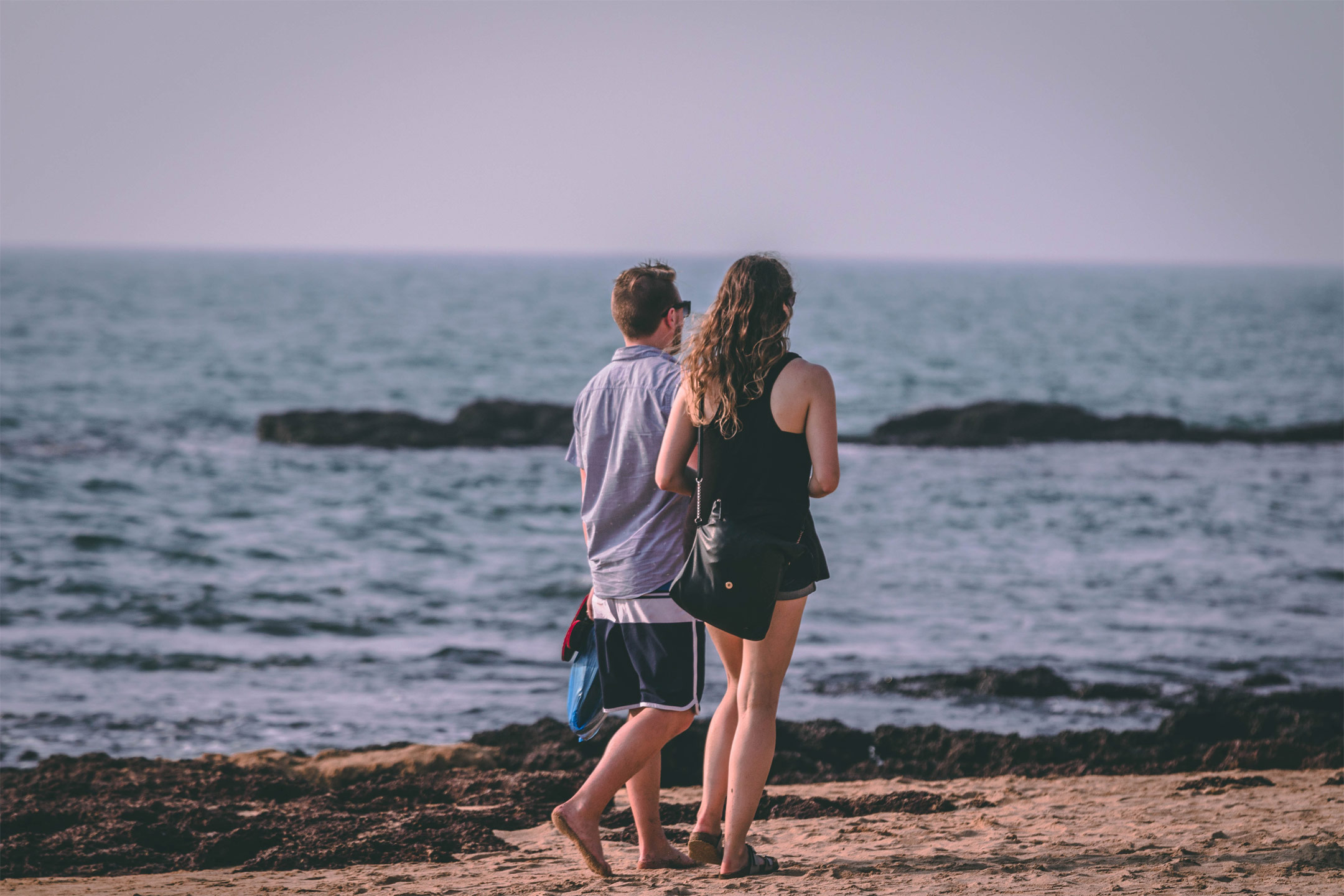 couple-walking-on-beach2160
