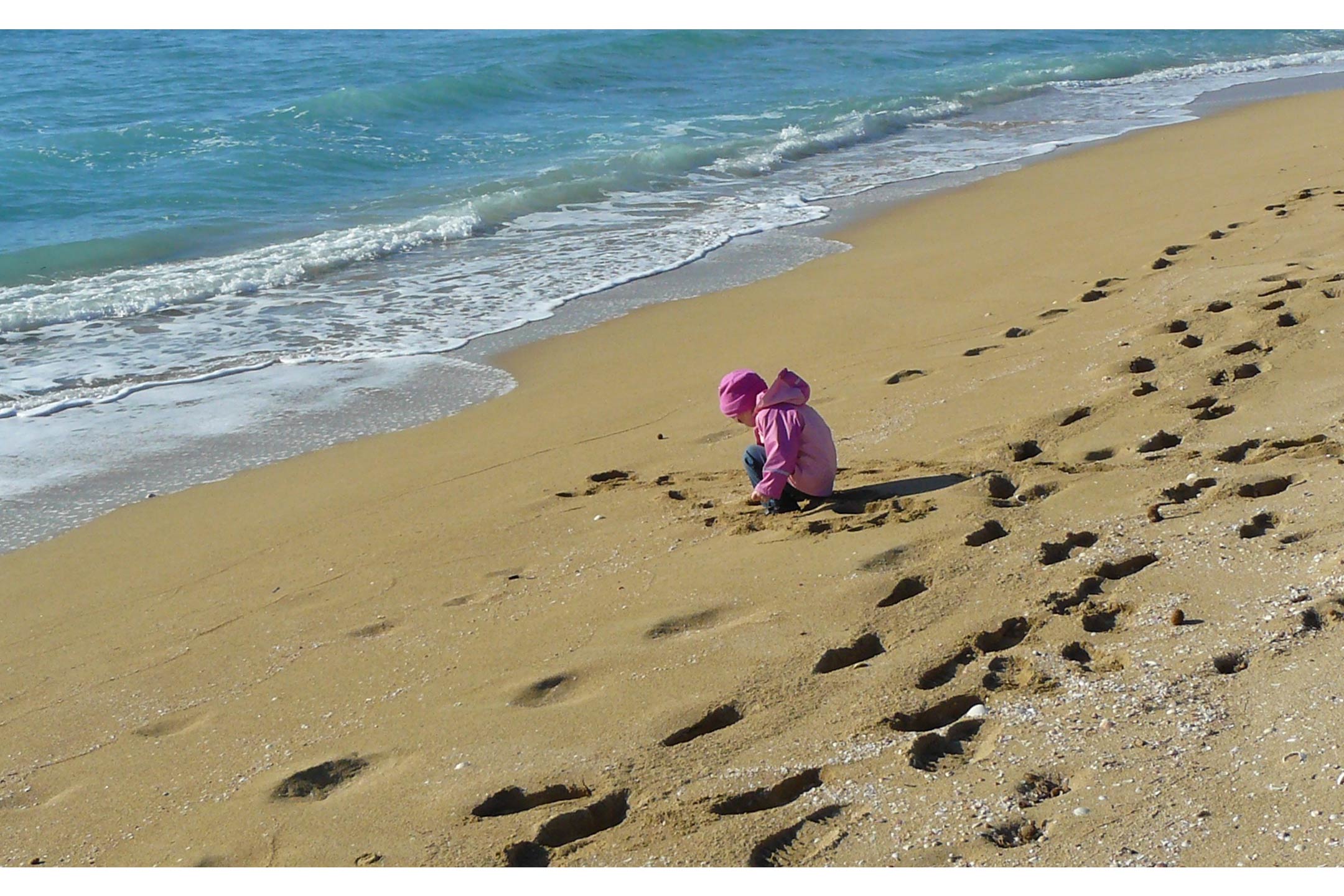 lonely-child-on-beach2160