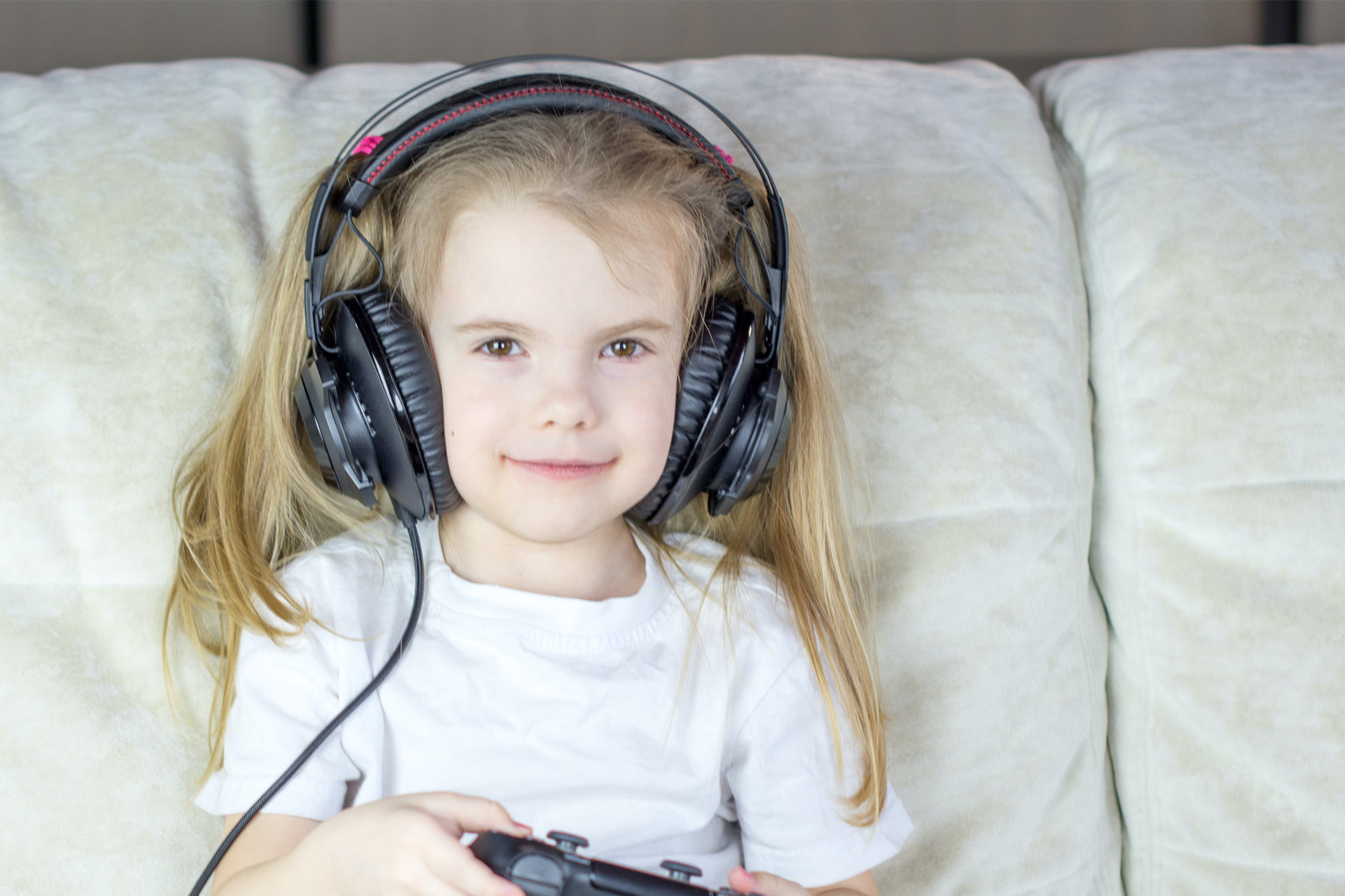 girl-with-earphones-game-handset2160