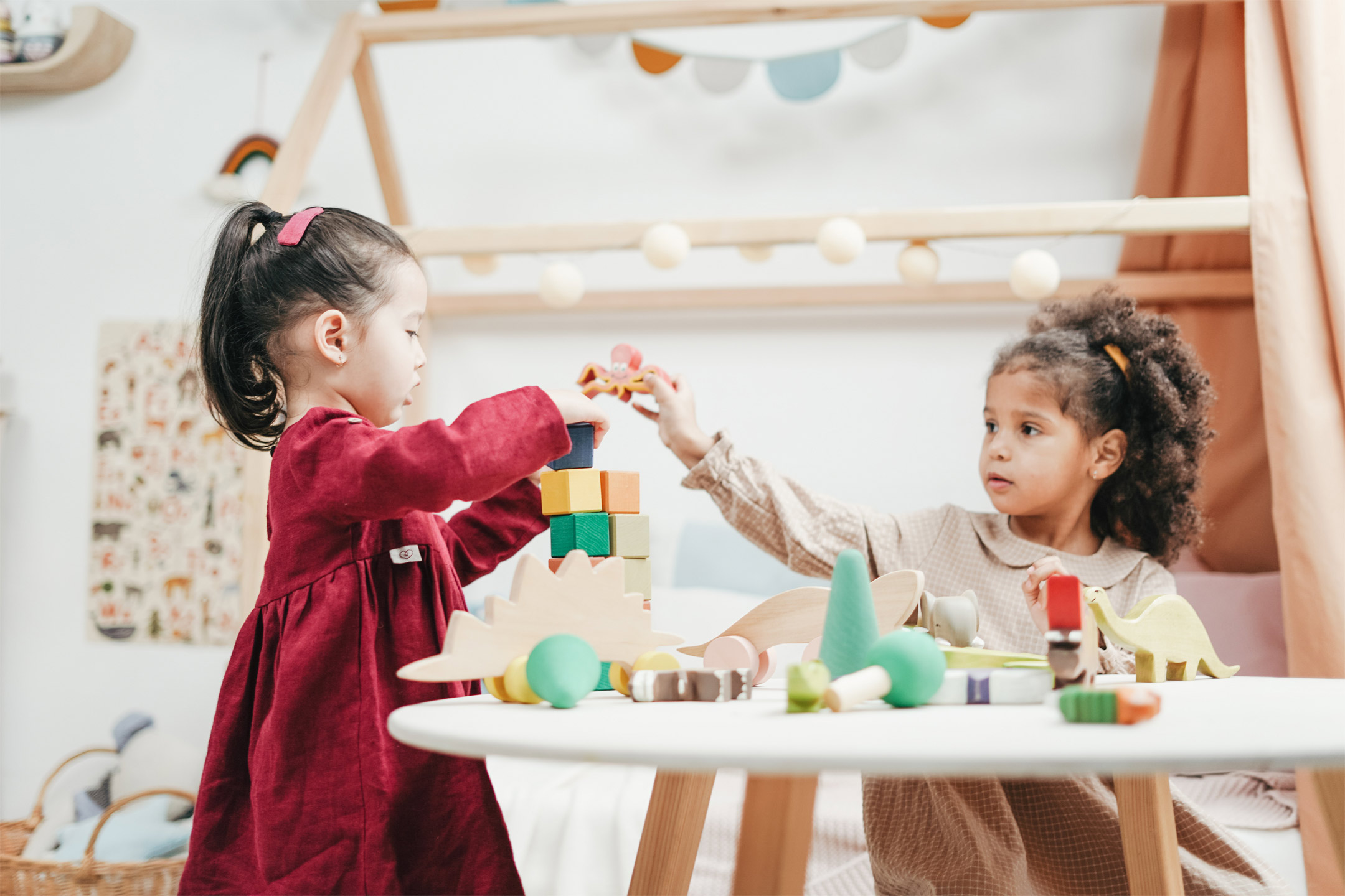 girls-playing-wooden-blocks2160