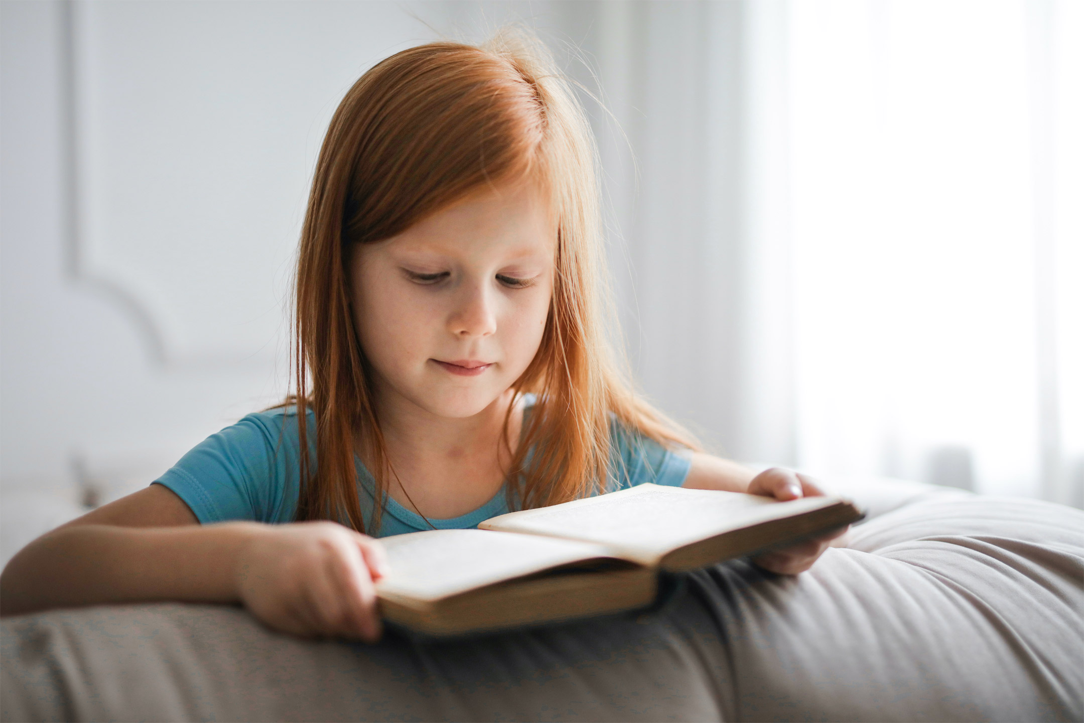 little-girl-ginger-hair-reading2160