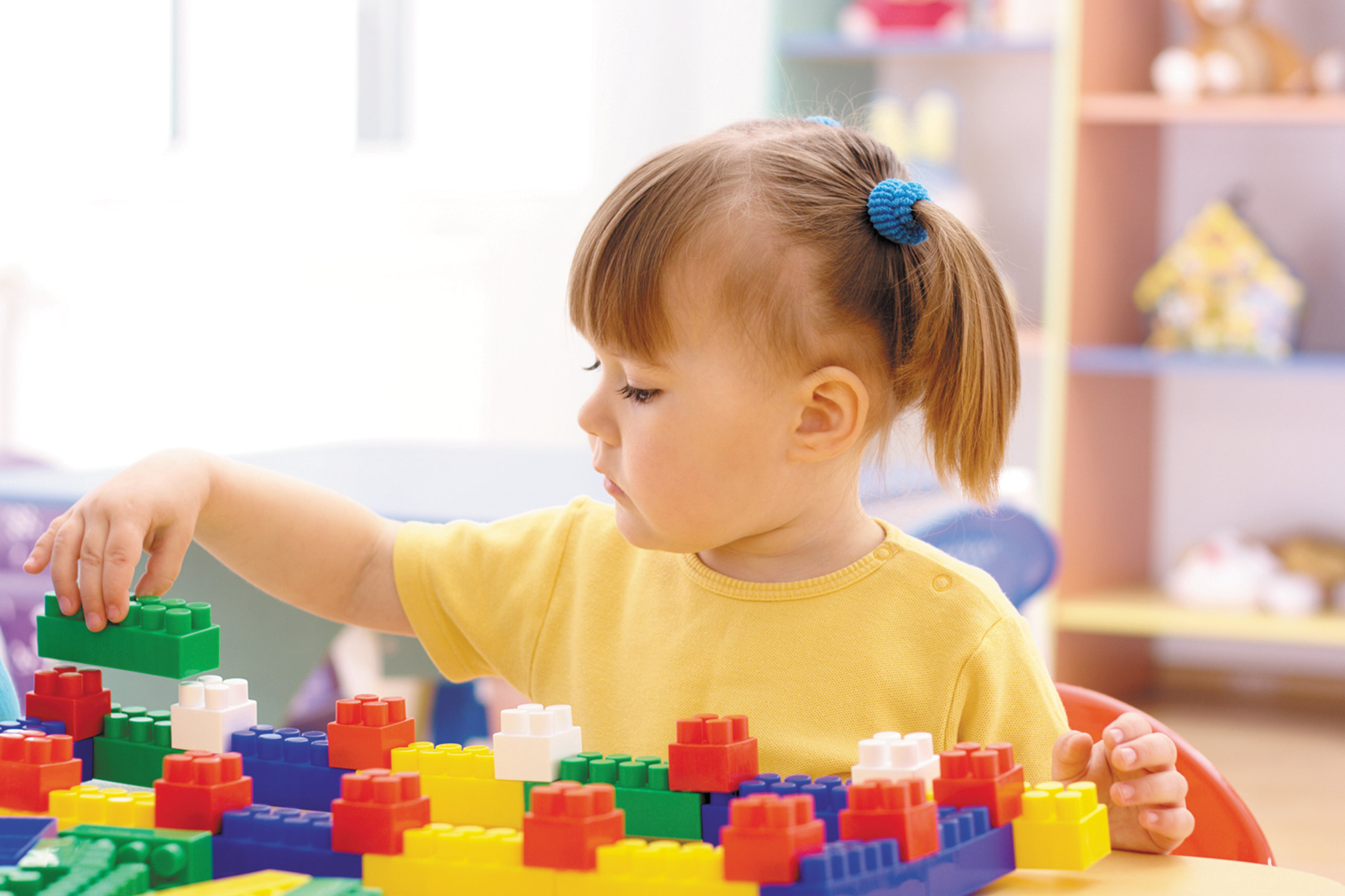 preschooler-playing-with-blocks2160