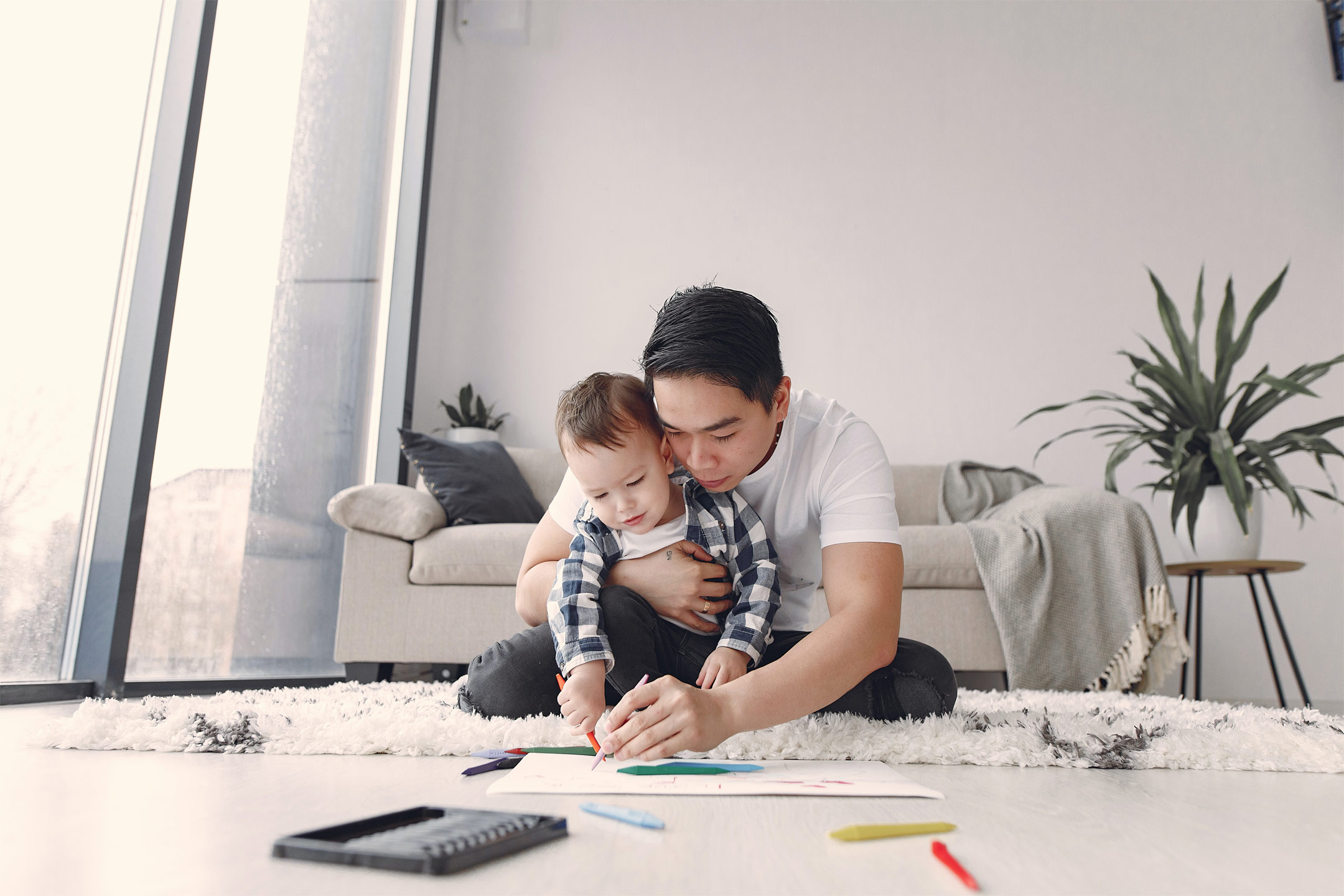asian-dad-with-toddler-drawing2160
