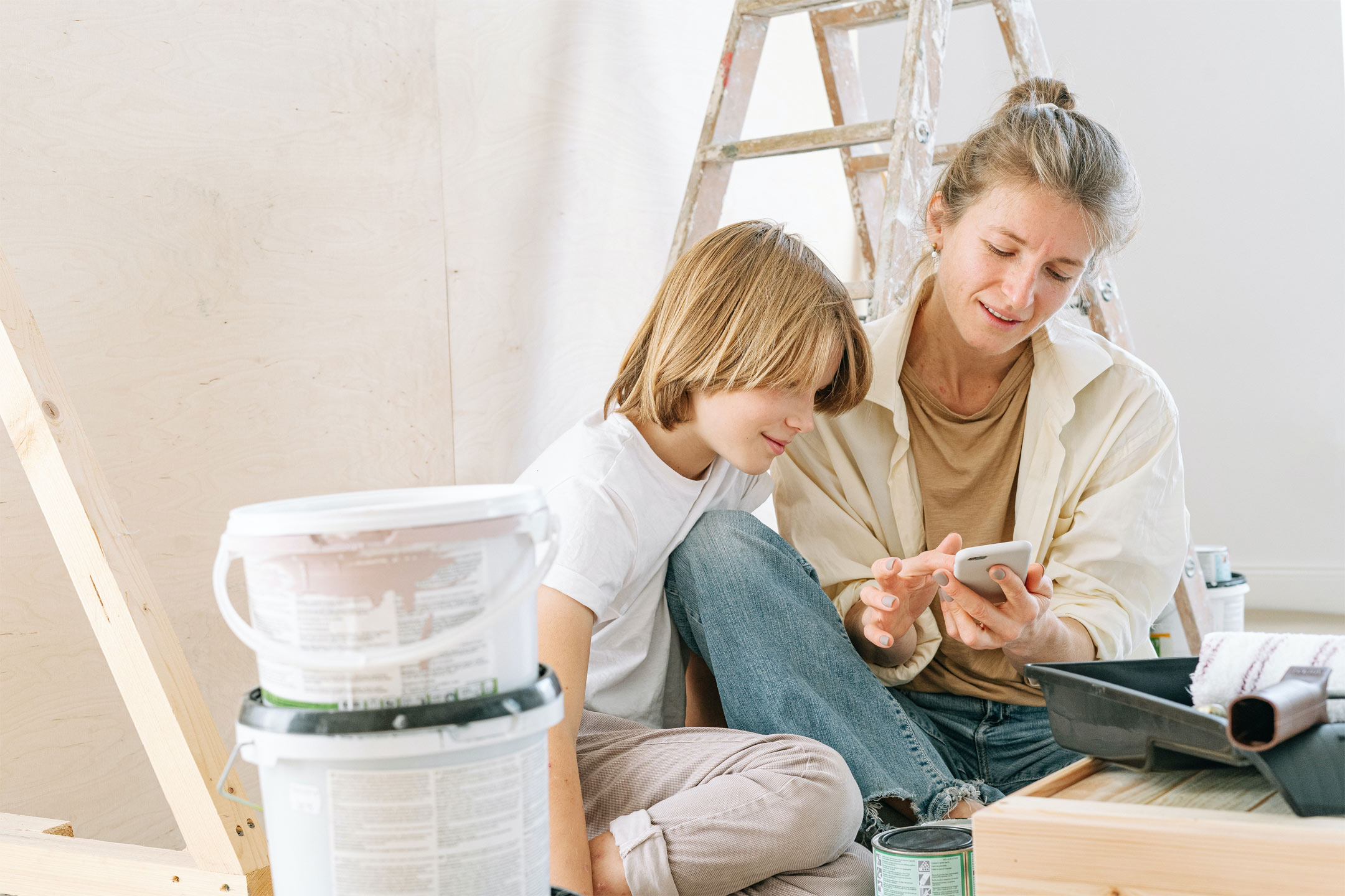 mother-teen-redecorating-on-phone2160