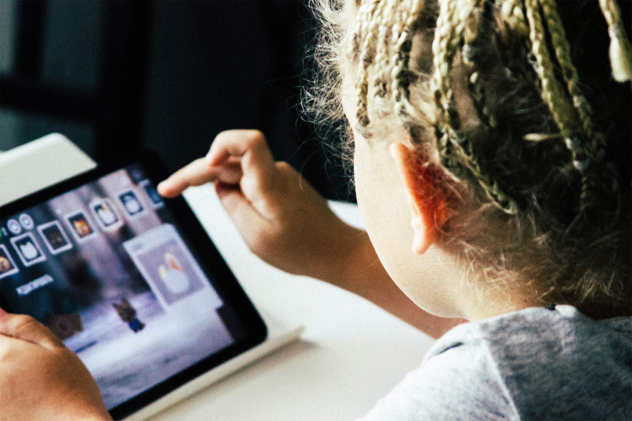 girl-playing-computer-game2160