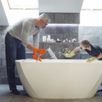 dad-son-cleaning-bath2160