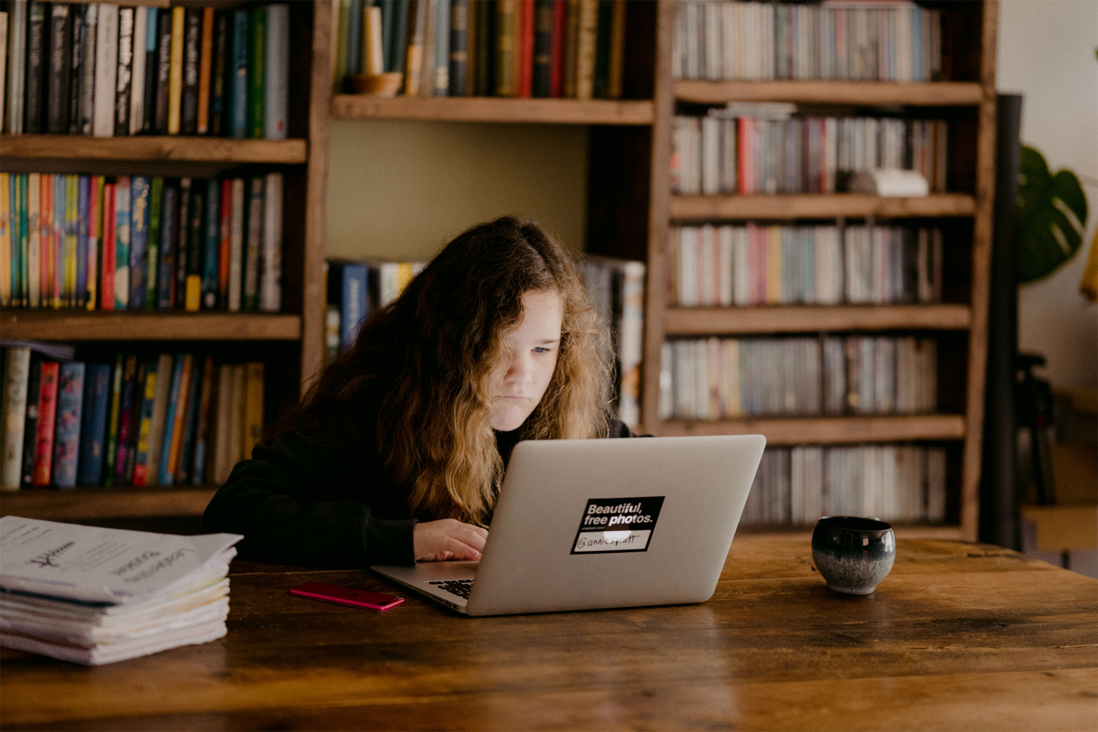 girl2-laptop-library2160