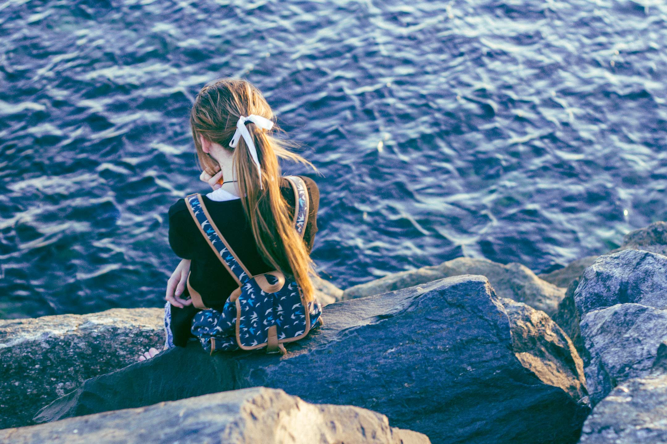 lonely-girl-waterside2160